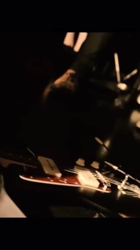 のインスタグラム：「昔のライブ映像見ながら、もうご時世的に、フロアに降りてギター弾くことはないんだろうな〜と。「ステージとフロアの境目が無くなるからやめたほうがいい」っていうアドバイスをもらったこともあったな。でも身体が動いちゃってたからな。何かしら伝えたかったんだろうね。」