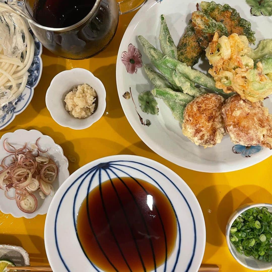 栗原はるみさんのインスタグラム写真 - (栗原はるみInstagram)「みなさんおはようございます。 佐賀県、長崎県、福岡県、広島県だけではなく各地に大雨の被害が予想されています。 どうかみなさんくれぐれもお気をつけてください。  昨日の昼ごはんは素麺に天ぷら 最初に器を選んでから作ります 天ぷらは冷蔵庫に少しずつ残っていたちくわ(青のりと一緒に)さつま揚げ、オクラ、インゲンと大好きな長ネギと桜エビのかき揚げでした。私のおすすめはさつま揚げの天ぷらです。 今までいろいろな麺つゆを作ってきましたが今日の麺つゆも玲児さんが一番好きだった味です。だいぶ前にご紹介したかもしれませんがみなさん美味しいので時間があったら作ってみてね〜。 玲児さんの素麺の麺つゆ 水　　　　2c 醤油　　　1/2c みりん　　大さじ5 砂糖　　　小さじ1 厚削りまたは削り節30g 作り方 小鍋に水、醤油、みりん、砂糖削り節を入れしばらく煮てから火を止めて置く。冷めたら濾してから冷蔵庫で冷やす。 おやつは久しぶりにトロトロプリンを作り雨に濡れたミントを飾って。 みなさん今日も天気予報を何度も見てくださいね〜。#栗原はるみ  #kuriharaharumi #玲児さんがとってもみなさんを心配しています」8月15日 7時26分 - harumi_gram