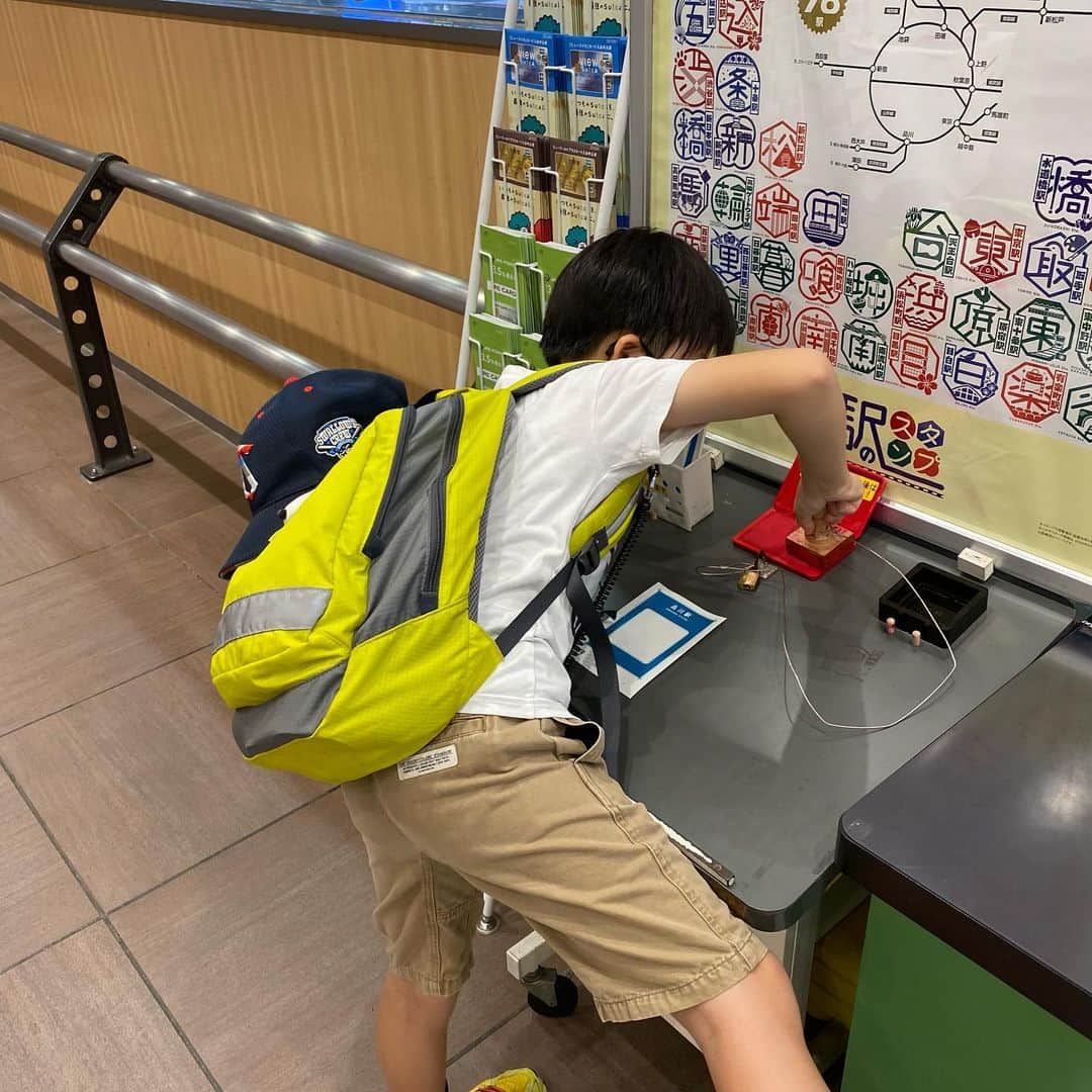 坂東亀三郎さんのインスタグラム写真 - (坂東亀三郎Instagram)「⁡ 夏休みのとある日、 ⁡ JRの駅スタンプ旅🛤 ⁡ 乗ったら降りてスタンプ押して、 また乗って降りてスタンプ押して、 またまた乗って降りてスタンプ押して、 座れないし、階段の登り降りばかりの苦行💦 ⁡ ⁡ スタンプ前後には手持ちの消毒液で消毒、ホームの端っこに移動してマスクをズラしてこまめに給水。 夏休みだからこそ、そんな事を気にしないで爆発的に遊び倒して欲しいけど、コロナ禍だからこそのルールを話し合っての行動！ ⁡ ⁡ #歌舞伎 #音羽屋 #歌舞伎役者 #亀三郎 #坂東亀三郎 #六代目 #彦三郎 #坂東彦三郎 #九代目 #otowayabando #親バカ部 #倅マン コメントはお気軽に📝 ランダムに返信しまっせ✍️ ⁡ ⁡ 誰に似たのか 素直に顔出しパネルに 入ってくれないのですwww」8月15日 7時48分 - otowayabando
