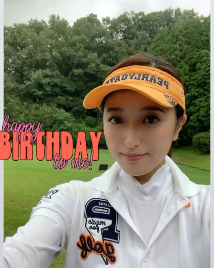 葛巻佳那のインスタグラム：「誕生日はゴルフに行ってきました⛳️ 小雨を浴びながら日焼けをする事なく 涼しくて快適でした🏌️‍♀️  スコアは95🥳  誕生日だったからかな、OBかも！って球が木に跳ね返ってフェアフェイに戻ってきてたの！ついてる🤩 ロングパターも決まって気持ちよかったな〜⛳️ ゴルフの神様、ありがとーー🙏w  #birthdaygolf #8月12日 #周りの人への感謝を忘れずに #笑顔で溢れる毎日にしたいです」