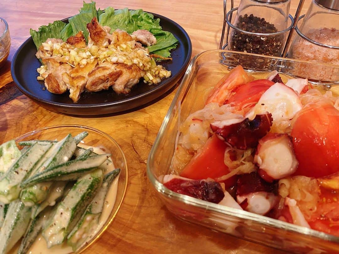 近藤千尋のインスタグラム：「今日は酸っぱいのが食べたくなった日😍 マリネ液は何でもつけたら美味しくなる🙋‍♀️笑🍅 玉ねぎだけ先にお砂糖に和えると 辛いのがとれておすすめです🥰 お酢、お砂糖、塩胡椒、オリーブオイル につけておくだけ😀  焼き油淋鶏は、子供たちは ネギ抜きバージョンのタレです🤍  オクラはフレンチ風に マヨネーズ、お砂糖、お酢、塩胡椒で🙆‍♀️  とことん、お酢の日でした。笑🤣  明日からまたお仕事始まるから がんばります😊❤️」