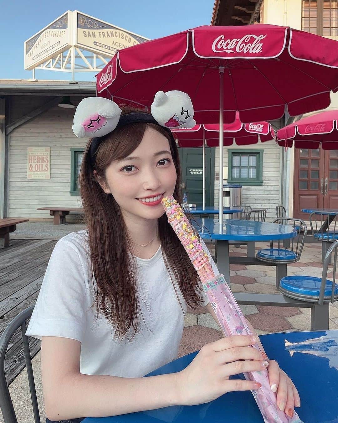 末井櫻子のインスタグラム：「🦄 ． ． チュリトス大好き〜★ ． ミニオンの近くに売ってるこのピンクのチュリトス めちゃくちゃ美味しかったよ🤍 ． ． 大学4年間で行きまくったUSJ🎢 この前、年パス切れる前に駆け込みユニバしたけど もうしばらく行かんじゃろうな〜🥲 ． ． ． #USJ #ユニバ」