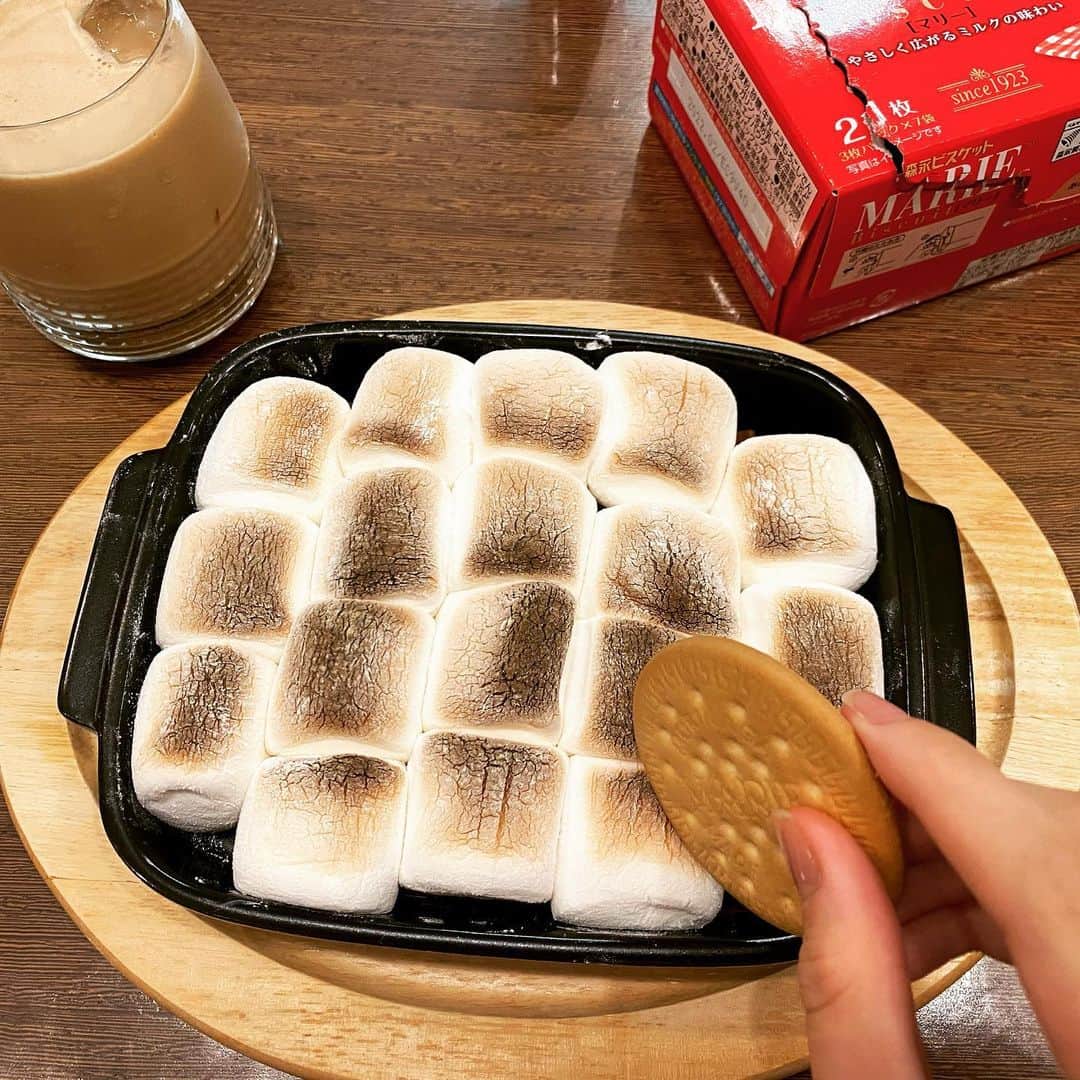 畑野ひろ子のインスタグラム：「長女が、YouTubeで見つけた焼きマシュマロ😋 耐熱皿に板チョコとマシュマロを敷き詰めてトースターで焼いたら、ビスケットなどでディップして食べる🍪 美味しいけど、間違いなく高カロリー😂」