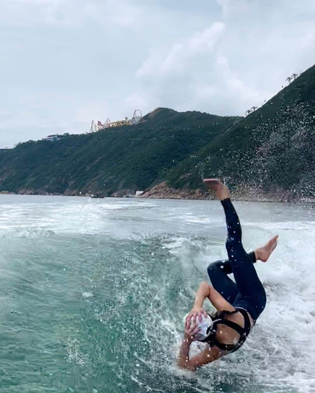 馬曉晴さんのインスタグラム写真 - (馬曉晴Instagram)「🏄🏻‍♀️ Riding waves of emotions🥲尾二張有驚喜  #surfing #wakesurf #sporty #sports #運動 #滑水 #香港」8月15日 19時44分 - maisyma1999