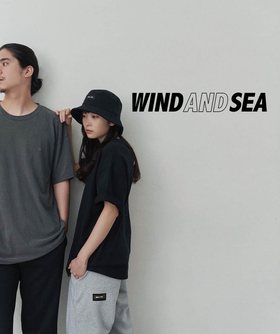 木村なつみのインスタグラム：「うれしいうれしいお知らせ！📢 大好きな @windandsea_wear さんとコラボでバケハとパンツを作らせていただきました！！😭うれしすぎる、夢みたいです  WIND AND SEAさんの素敵なロゴを生かしつつ、木村らしくシンプルに、普段のファッションに取り入れやすいスウェットを意識して作りました🧑🏻‍🚀いかがでしょうか、、！  販売は8/21~ @windandsea_wear さんのサイトです、詳細も発信されるのでぜひお見逃しなく！！✔️  📸　@seiyafujii  hair & make @ripaaachi  model @ryoheiyamashita @yukimi_mito #windandsea」