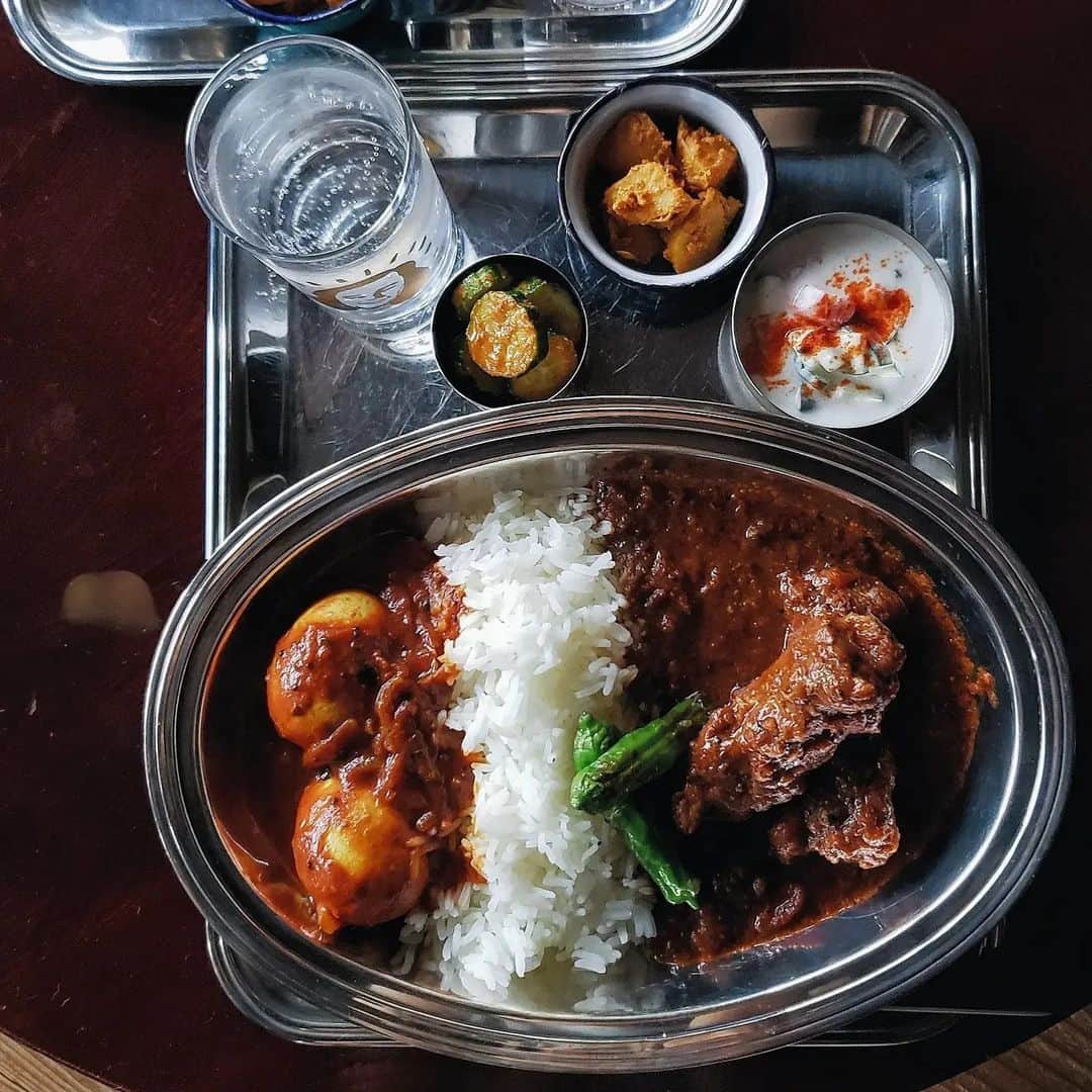 のインスタグラム：「* #スパイスカレー *  昨日はカレーを作って食べました。  豚スペアリブのビンダルゥ、 エッグマサラ🥚  付け合わせは、 きゅうりとじゃがいものアチャール、 ライタ。  休日。 ピエールはミシンと向き合い、 わたしはカレーと向き合う。  マッシュとレノンにお揃いの服を着てもらって、 可愛いね～似合うね～とキャッキャして、 カレーを食べる。  👍  * #カレー #curry#カレーライス#スパイス #カレー部#カレースタグラム  #カレーは飲み物#カレーなる夏  #魯珈のスパイスカレー本  #食事#ごはん#料理#台所#キッチン」