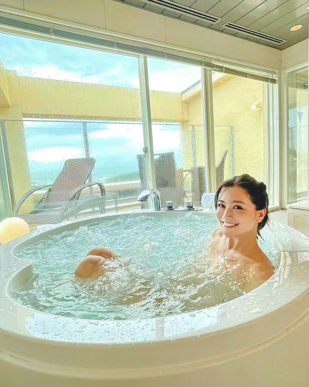石井里奈さんのインスタグラム写真 - (石井里奈Instagram)「こんばんは💕 . 夏休み第一弾は2年ぶりの江ノ島へ🏝💗✨ . 雨模様でしたが、大好きなカレーを食べたり、海で写真撮ったり、ロンハーマン行ったり、打ちっぱなしに行ったりして楽しく江ノ島観光してきました🙋‍♀️✨ . いつも日帰りですが今回は @breath_hotel のオーシャンプレミアムスイートに宿泊👏✨ 江ノ島を眺めながらのジャグジーバスに、サウナ、寝ながら観れる天井テレビ、マッサージチェアなどゆっくりくつろげる空間👏🧡 ※お風呂はベージュのインナーを着ています📸 . ウェルカムドリンクも色々選べてわたしが選んだ湘南のトマトジュース🍅本当においしかったー☺️ アメニティも選べて私は @clarinsjp に💕 朝ごはんもついててゆっくり過ごすことが出来ました💓 夜は @pico.enoshima のしらすピザをテイクアウトしたよ🙆‍♀️ . ハッシュタグ付けるだけで宿泊券が当たるキャンペーンなど色々やってるので要チェックです！！ 今日もおつかれさまでした💓 . pr @breath_hotel #ブレスホテル #湘南ホテル #湘南旅行 #江ノ島 #breathhotel #記念日ホテル #鎌倉旅行 #鎌倉 #kamakura #江ノ島グルメ #しらすピザ #新江ノ島水族館 #鎌倉散策 #サウナ #サウナ女子 #sauna #サウナイキタイ #ホテル #ホテル女子会 #サウナー #ジャグジー #風呂 #お風呂 #bathtime #bathroom #海 #マッサージチェア #スイートルーム #sweetroom #朝食」8月15日 20時10分 - ri7tin1025