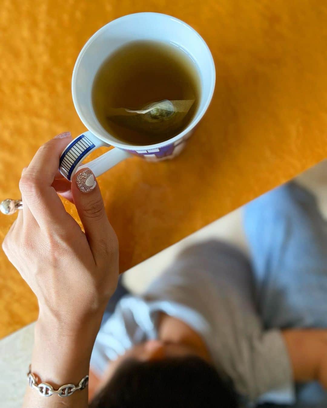 Mai Wakimizuのインスタグラム：「朝の一杯♡起きたらまず常温のお水を飲む、そんな感覚で飲んでるハーブティ、デルール。元々便秘がきっかけで飲み始めたものだけど、浮腫にも効果があるので基本は毎日飲んでます＼(^o^)／サプリとかハーブティとか、サポートが無いとバランスが取れないお年。笑 デルールは千春先生 @chiharudoiのプロフィールから購入出来ます！ #デルール」