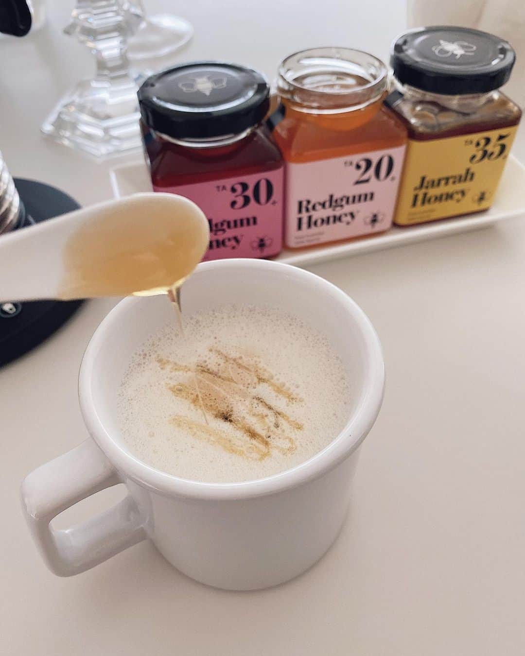 翁安芸さんのインスタグラム写真 - (翁安芸Instagram)「Morning honey cafe latte🍯☕️🐝🤍  オーツミルクのカフェラテに、今朝は @thebees.jp のレッドガムハニーをたっぷり💓　  #abuzzfromthebees #thebees #honey #はちみつ #ハニーカフェラテ #蜂蜜」8月15日 11時34分 - akinyc