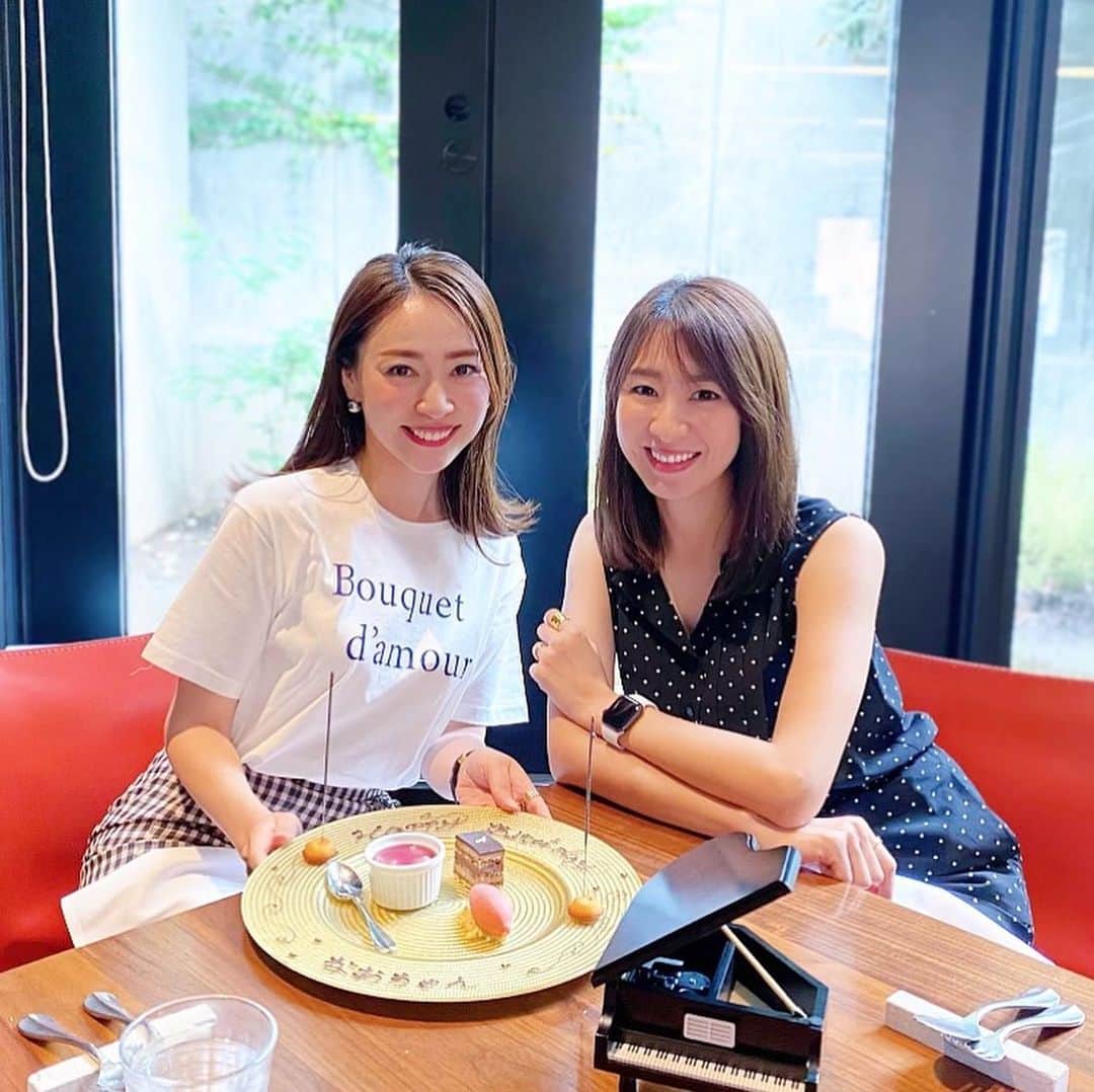 のインスタグラム：「りせちゃん♡ . お誕生日を迎える少し前に、りせちゃんとランチ🤗お祝いしてもらいました〜😍🎂 . プレゼントは、お誕生日当日に自宅に届くという粋な計らい🙌🏻💛 リクエスト制になったので、フェイラーのトートバッグをおねだり😍メインバッグが小さめ多いので、毎日のように愛用してます🤩✨  限られた時間で、かなりマシンガントークした気がする🤣 かわいい！と思うもの似てるし、会うといつも参考になる楽しい話ばかり♡ 内面も外見もステキなりせちゃん、ありがとう〜💛💛 . . . #mybirthday #お誕生日会 #お誕生日プレゼント #フェイラー #トートバッグ #サブバッグ #仲良し#ありがとう」