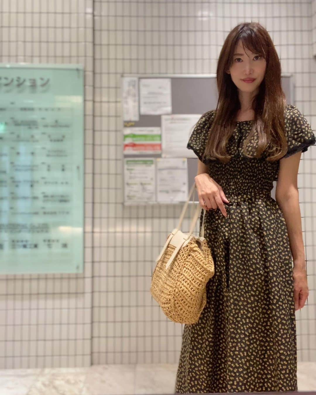 のインスタグラム：「#エクステ 5cmカット✂️する前✨  たった5cmなんだけど、今とかなり違うのを感じる😆  #onepiece @frees_mart  #bag @opaque.clip @index.official   #シールエクステ #胸下ロング #ロングヘア #ワンピース #ワンピ #ママ #ママコーデ #ママファッション #アラフィフ #恵比寿 #フリーズマート #freesmart」