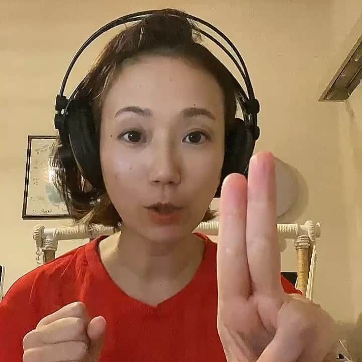のインスタグラム：「分間動画YouTube shortに 　人生初挑戦したよ🌈🌈 　まだまだつたないなぁ😭  喉を締めない、開きたいとき　 　【顔＆首マッサージ】から♪  かんたんな1分動画▶︎ 時短ボイトレ　と 検索して 遊びにきてください✦🕊✨  この記事がだれかのお役に立てますように+:｡.  .｡  #今日を大切に生きる」