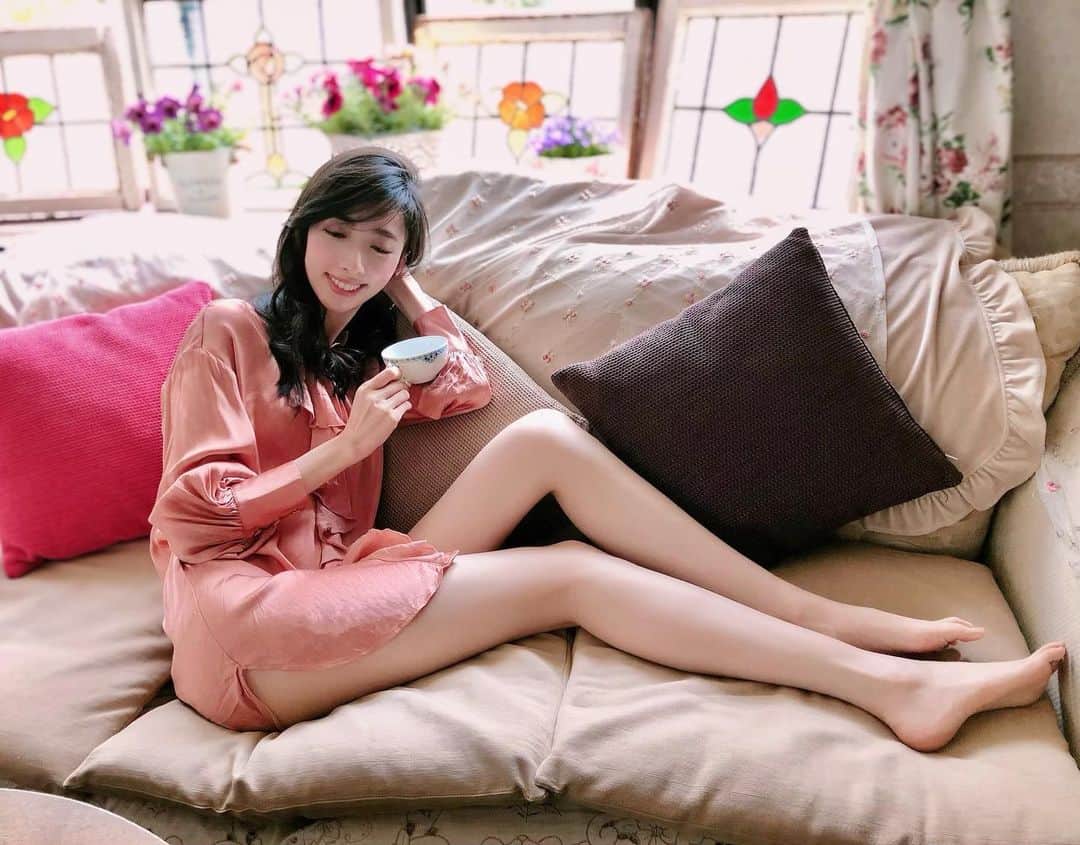 彦坂桜さんのインスタグラム写真 - (彦坂桜Instagram)「好きな時間☕️🌺🤍 ソファーでまったりとくつろぐ時間。 ストッキングも着圧ソックスも履かず、脚を解放させてあげて。」8月15日 12時00分 - sakura10h