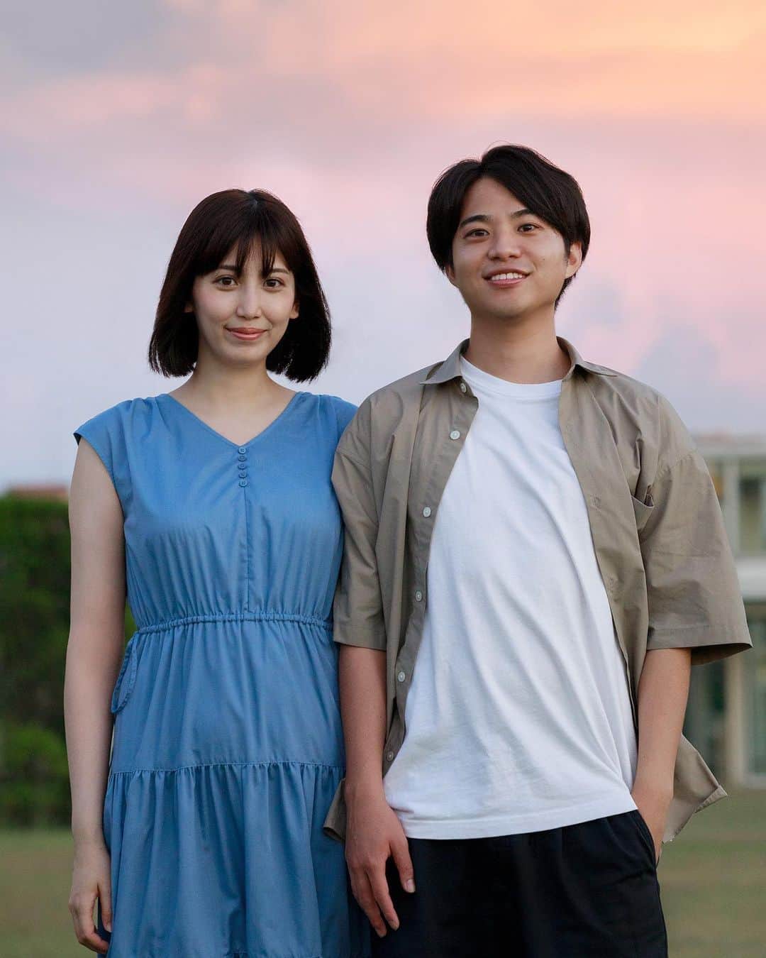 梅田えりかのインスタグラム：「✿.•*¨*•ご報告.•*¨*•.✿  このような状況下で、また私事で恐縮ですが、以前よりお付き合いをしていた方と入籍し、結婚しました。 今年の2月から東京を離れ、新潟で新しい生活を送っています。  お相手の方は、パワフルで少年みたいに無邪気な人で、いつも癒しをもらっています。でもその無邪気さの裏で、現状に満足せず、常に目標を持って努力を続け日々謙虚に頑張っている姿に魅力を感じました。私にはないものをたくさん持っていて、一緒に居るとそれだけで私も頑張ろうと思える活力が湧いてきます。何よりも笑いの沸点が同じで、毎日笑顔でいれる日々ばかりで幸せで生涯この人についていきたいなと思いました。  そしてそして実は今、彼との間に子供を授かっています。年内にはもう1人新しい家族が増える予定です。お腹の中で動く瞬間を感じる度に愛おしくてたまらなく、早く会いたいねと2人で毎日話しています。  彼とは東京で出会い、彼が出身の新潟で新しい挑戦をするということで、そのタイミングで一緒に新潟に来ました。もちろん3匹の愛犬も一緒です。 家族とも友達とも離れ離れで知り合いもいないし知ってる場所もない新潟での生活に不安がないと言ったら嘘になりますが、彼がサポートしてくれているので、少しずつ新潟での暮らしを楽しめるようになってきています。  第二の人生だと思っています。今までの経験を活かせるような、私にできるお仕事を少しずつ新潟で取り組んでいきたいと思っています。今後は新潟での暮らしのことや子育てのことも発信していきますね。  日々支えてくださる皆様のおかげで今の自分がいるということを絶対に忘れずにふたりで力を合わせて、笑顔の絶えない幸せな家庭を築いていきたいです。 今後とも変わらない応援のほど、よろしくお願いいたします。  最後に、私の夫がメインパーソナリティーを務める、BSN新潟放送のラジオ番組が本日18:00-放送です。 新潟に少しでも興味があるよとか、コロナが落ち着いたら遊びに行きたいとか思ってもらえると嬉しいので、ぜひ聴いて頂けたら嬉しいです。 （新潟県外の方はラジコプレミアム会員の登録が必要です🙇🏻‍♀️） https://www.ohbsn.com/radio/programs/notameno/ @flags_niigata   *Photo by Kota Yoshida @kotayoshidaa   梅田えりか」