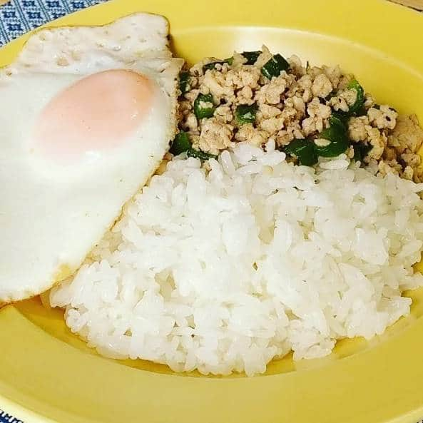 三瓶のインスタグラム：「ガパオライスを超簡単に作りました…。 美味しくできました…。  #ハウス#ガパオライス #アジアン屋台街  #簡単レシピ #超簡単レシピ」