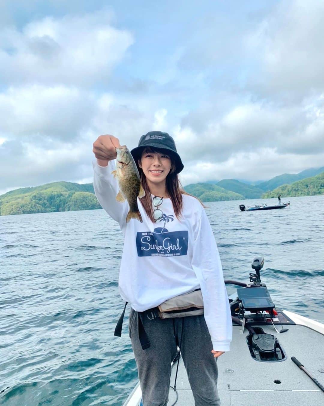 わちみなみのインスタグラム：「⁡ はじめてバス釣りしたとき🎣 ⁡ 一緒に乗ってた友達がたくさん釣れてるのを 横目に全く釣れず 最後の最後に2匹だけ釣れてくれました。 ⁡ 泣きました(*_*) 悔しかったです。😂 ⁡ #釣り　#バス釣り  8月31日発売の写真集予約受付中です！」