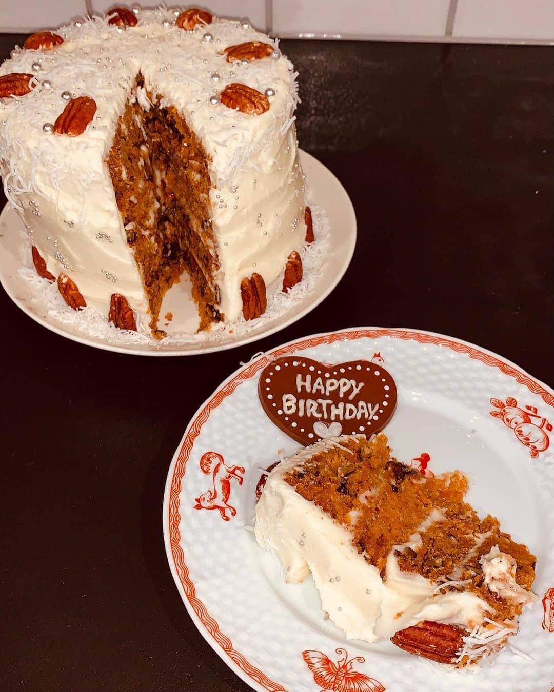 鈴木保奈美さんのインスタグラム写真 - (鈴木保奈美Instagram)「うちの大学生の作品。ケーキ作りに関しては完全に母を越えたな👏中身はわたしがこよなく愛するキャロットケーキ(ナッツ多め)。 たくさんのメッセージありがとうございます。ママ友からは、暑い盛りにホナミを産んでくれたママに感謝だね、って。そう、誕生日は産んだひとを讃える日でもある。 そして次の日が8月15日なので、それから他にも特別な意味のある日付がいくつもあるから、8月は生と死ということをいつもより考える。死は誰にでも訪れる。せめてそれまで生を全うできますよう。理不尽な死がなくなりますようにと思う。」8月15日 14時36分 - honamisuzukiofficial