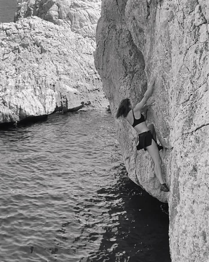 松島エミのインスタグラム：「Some beginner deep water solo action from the other day. I admit it was scary af😆  #mallorca#climbing#climbinggirls#deepwatersolo #psicobloc」
