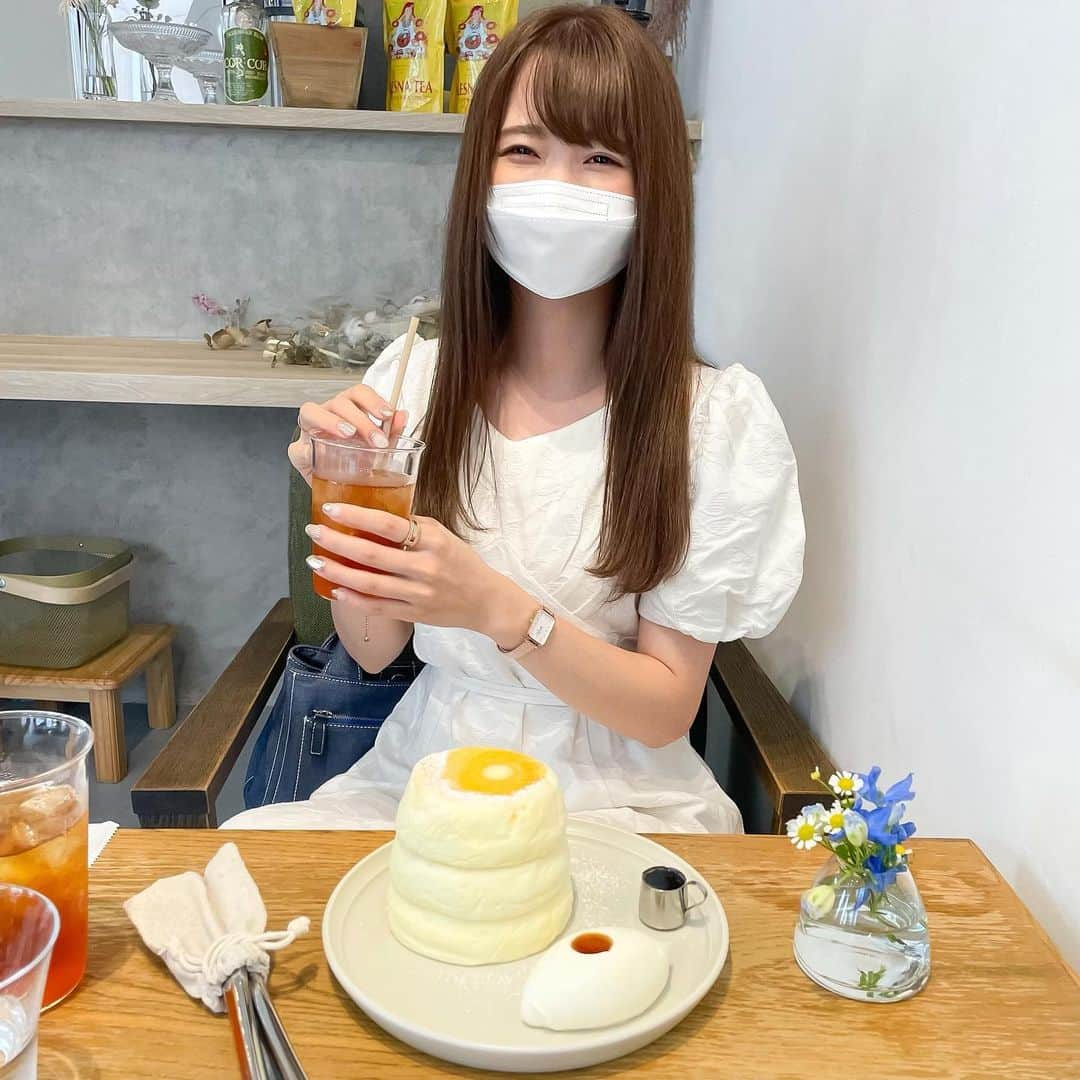 Kanaのインスタグラム：「ㅤ ㅤ 前行ったカフェ🥞🌿 ㅤ ぷるぷるふわふわパンケーキ しあわせの美味しさだった😮‍💨💭💘 ㅤ  最後に載せた動画でぷるん感伝われ〜ッ👋🏻 ㅤ バターが乗っててメープルシロップをかけて食べるの🍯🧈 シンプルな美味しさって最高🤤🍽 ㅤ ㅤ ㅤ 白基調のお店だったので シンプルコーデで行きました⛪️ ㅤ 時計とリングは @danielwellington シックな感じでまとめて。。🧺☁️ ㅤ 派手すぎずおとなしすぎずで いろんなコーデに合わせやすいデザイン🕰💍🤍 ㅤ ㅤ ㅤ ㅤ ㅤ ㅤ ㅤ #kana__cafe ㅤ #ダニエルウェリントン #DWエレベーション #danielwellington #高円寺 #高円寺カフェ #東京カフェ #高円寺グルメ #パンケーキ #白ワンピ #シンプルコーデ #aimu #aimuパンケーキ #tokyocafe #koenjicafe #koenji #tokyogourmet」