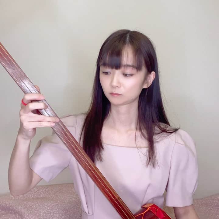 ほしのあすかのインスタグラム：「三味線練習😌  我试着练习三弦琴。  #三味線#じょんがら#あすちゃんオリジナル#津軽#日本文化#伝統芸能#民謡#じょんがら六段#オリンピックプレゼン#世界へ」