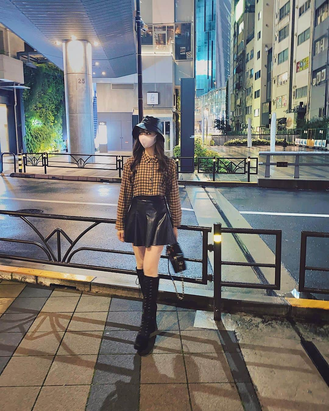 中山恵美生さんのインスタグラム写真 - (中山恵美生Instagram)「ショート丈のチェックシャツ 可愛くない？🥺❤  H&Mで1000円くらいだった笑  生地も薄めだから この時期の秋コーデにぴったり🤫❤  スカートは有難いことに いつも即完売する エムエメのレザーミニ✨  脚の長さも細さも これが1番詐欺れる〜🔥💕  そして本当に何にでも合う🤫  秋に再入荷するから待っててね💕  傘さすの面倒だったから レザーのバケハ被った🤣笑  ブランドタグ付けしてます❤  #秋コーデ #handm  #エイチアンドエム #チェックシャツ #エムミーエメ #mmeeme #ootd #fashion #code #autumnfashion」8月15日 15時21分 - emiu0624