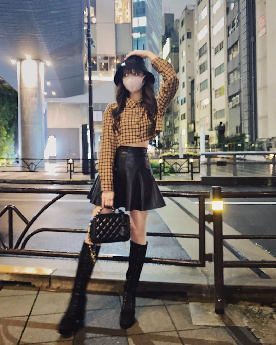 中山恵美生さんのインスタグラム写真 - (中山恵美生Instagram)「ショート丈のチェックシャツ 可愛くない？🥺❤  H&Mで1000円くらいだった笑  生地も薄めだから この時期の秋コーデにぴったり🤫❤  スカートは有難いことに いつも即完売する エムエメのレザーミニ✨  脚の長さも細さも これが1番詐欺れる〜🔥💕  そして本当に何にでも合う🤫  秋に再入荷するから待っててね💕  傘さすの面倒だったから レザーのバケハ被った🤣笑  ブランドタグ付けしてます❤  #秋コーデ #handm  #エイチアンドエム #チェックシャツ #エムミーエメ #mmeeme #ootd #fashion #code #autumnfashion」8月15日 15時21分 - emiu0624