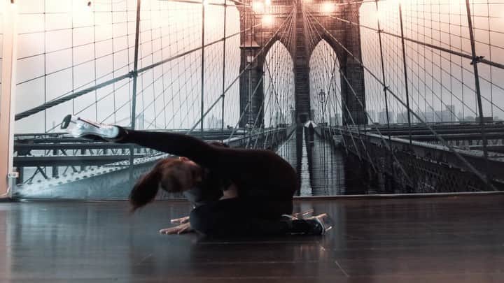 ベティナ・ポポワのインスタグラム：「Choreo @kris_rodriguezzz  🎼 omg-Marian Hill  🖤🖤🖤」