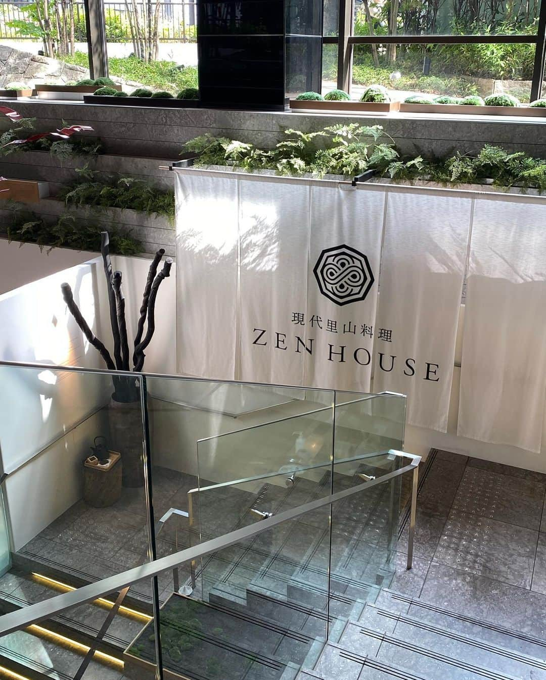 Isakoさんのインスタグラム写真 - (IsakoInstagram)「現代里山料理 ZEN HOUSE🍽 　 見てみて🥺💓 ずらっと並ぶ18種類のおばんざい🍚 すごくないですか？💓 　  気になっていたお店、現代里山料理ZEN HOUSEさんで、可愛くて美味しくてヘルシーな和朝食をいただいて来ました🥰💫 　 お茶も何種類も出していただいて朝から大満足でした💓 　 お洋服は @dinoble_official のものです👗 ただ今再入荷のリクエスト受付中です💓商品ページから是非リクエストしてみて下さいね🌼 　 　 　 #和朝食#和食ごはん#モーニング#モーニングプレート#銀座グルメ#和食#おばんざい#おばんざいランチ#ブラウス#カチューシャ」8月15日 15時35分 - ichaaako