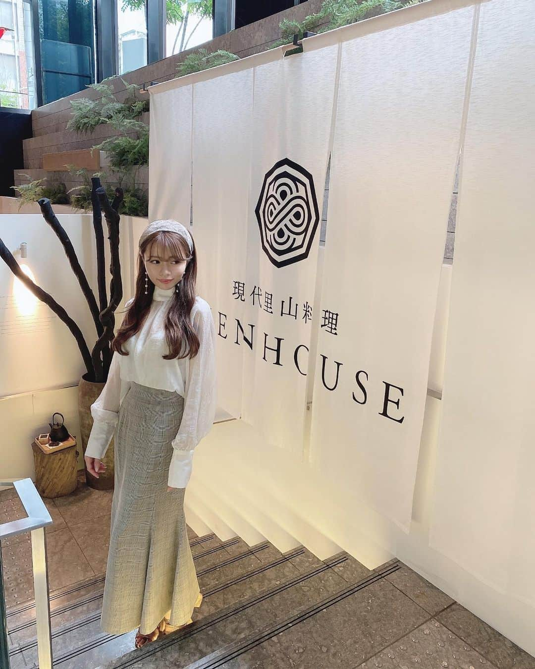 Isakoさんのインスタグラム写真 - (IsakoInstagram)「現代里山料理 ZEN HOUSE🍽 　 見てみて🥺💓 ずらっと並ぶ18種類のおばんざい🍚 すごくないですか？💓 　  気になっていたお店、現代里山料理ZEN HOUSEさんで、可愛くて美味しくてヘルシーな和朝食をいただいて来ました🥰💫 　 お茶も何種類も出していただいて朝から大満足でした💓 　 お洋服は @dinoble_official のものです👗 ただ今再入荷のリクエスト受付中です💓商品ページから是非リクエストしてみて下さいね🌼 　 　 　 #和朝食#和食ごはん#モーニング#モーニングプレート#銀座グルメ#和食#おばんざい#おばんざいランチ#ブラウス#カチューシャ」8月15日 15時35分 - ichaaako