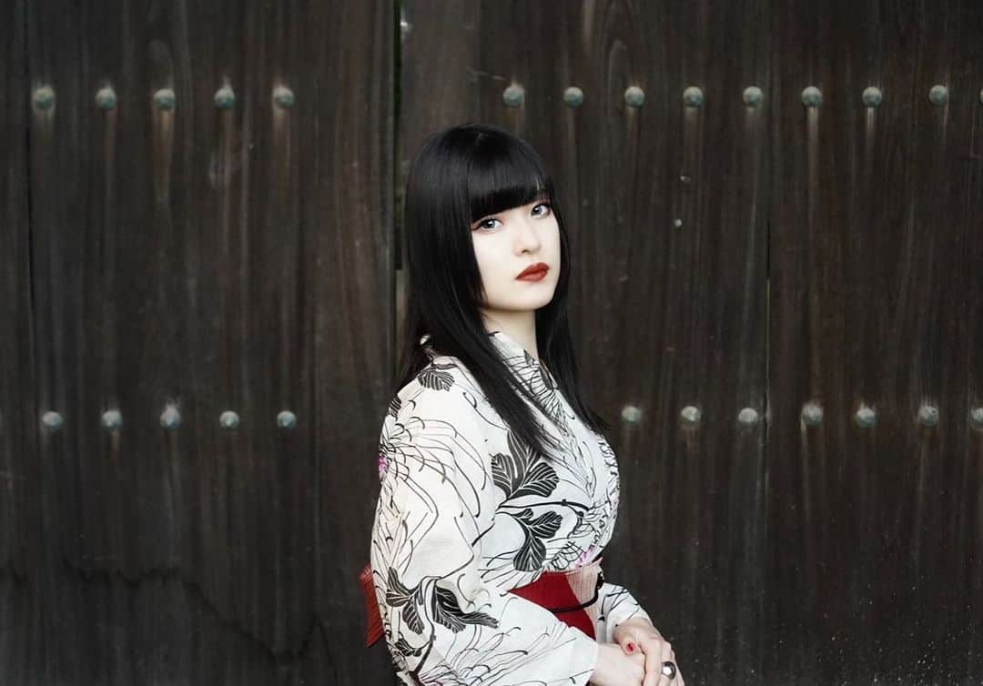 のインスタグラム：「夏をするために、浴衣着てみました。  本日8/15(日)20:00〜21:00 TOKYO MX にて放送 『ROOF TOP LIVE:TOKYO - MX ED.2021 -』に出演します📺  「RESISTER」「雲雀」「命ノ証」  3曲のLIVE映像&特別インタビューも!  新しい"東京"から今回だけの音楽をもう一度🗼 ぜひご覧ください ☽  詳細▶︎https://s.mxtv.jp/music/roof_top_live_2021/  －－－－－－－－－－－－－－－－－－－－－－－－－－－－  ASCA 【 命ノ証 】 Music Video -Live version-  2021.8.21(Sat) 12:00〜DROP  YouTubeプレミア公開...🪶 ▶︎https://youtu.be/f-wD1E-C9sQ  －－－－－－－－－－－－－－－－－－－－－－－－－－－－  8/21(土)台湾夏最大のアニメ・コミック・ゲーム関連オンラインフェスティバル『2021 Gamania Festival』にASCAの出演が決定🇹🇼  21:35～22:05 トークセッションに出演予定です。 無料生配信イベント、是非ご覧ください。  イベントHP ▶︎https://www.gamania-acg-live.com/  #ASCA #asca_jp #sacramusic #goodmusic #music #newrelease #newmusic #photography #photooftheday#portraitgames #earth_portraits #moodygrams #vscoportrait #fashion #japan #anime #anisong #sao_anime #fate #grancrest_anime #Apocrypha #portraitpage #shironeko_anime #Spotify #Applemusic #LINEMUSIC #mahouka #TWEWY」