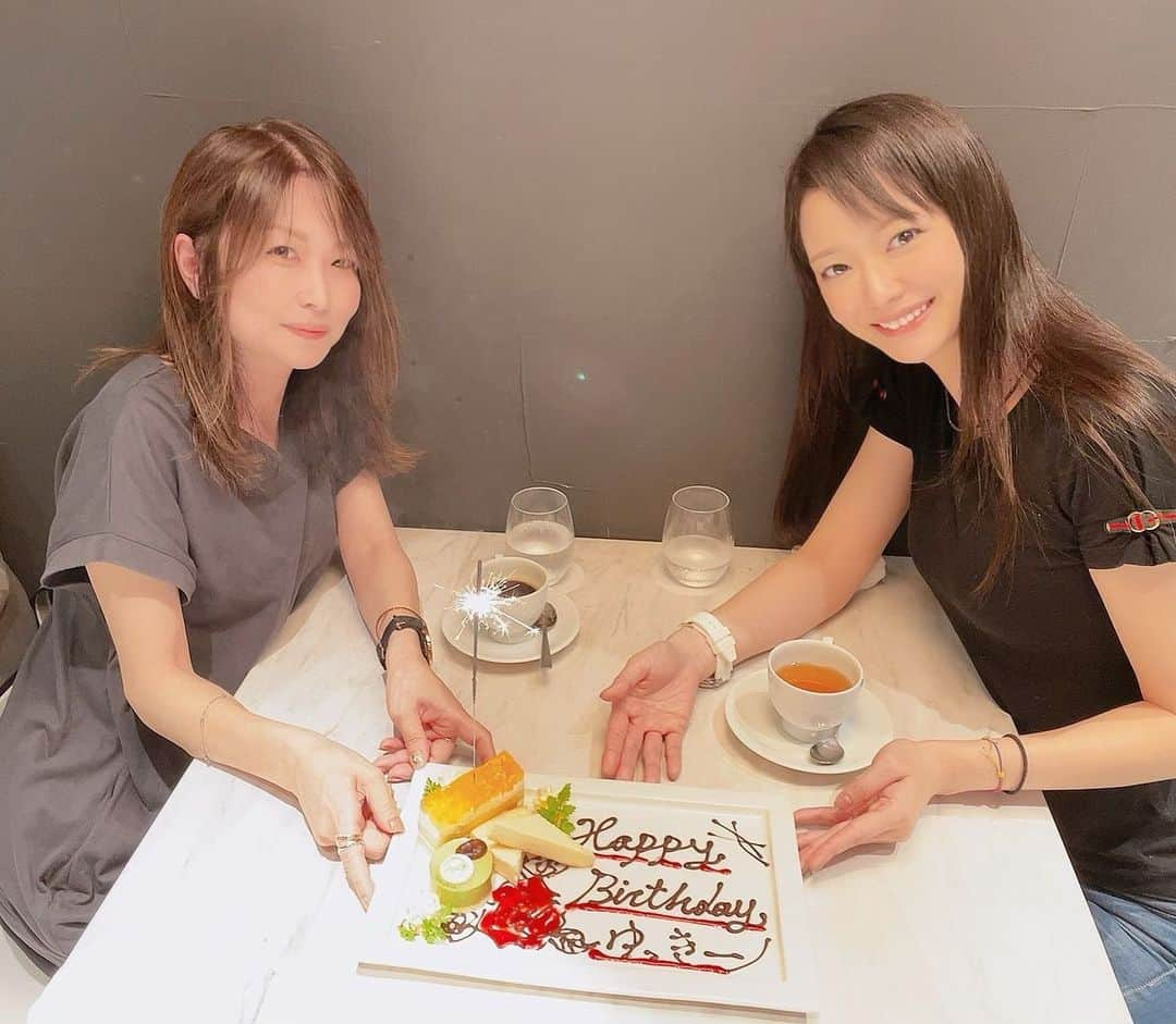 吉山りささんのインスタグラム写真 - (吉山りさInstagram)「🎂  ゆっきぃ～おめでと㊗️🎂🎊  遅くなってごめんね💋 やっとお祝い出来た〜💕  今年1番近くで見た花火🎇はケーキに🍰💗😍✨  ゆっきぃ～と またお揃いのもの増えた💕😎✨   #誕生日  #サプライズプレート  #happybirthday  子どもたちが保育園の時からの付き合い💗👯‍♀️💕 #イタリアン  #🇮🇹 #🥂 #ランチ  #ランチコース   大好きなチェルディでお祝いできて嬉しかった💘  🚨緊急事態宣言🚨あけたら また飲みに行こーね😋🍻😋」8月15日 16時38分 - oreorerisa