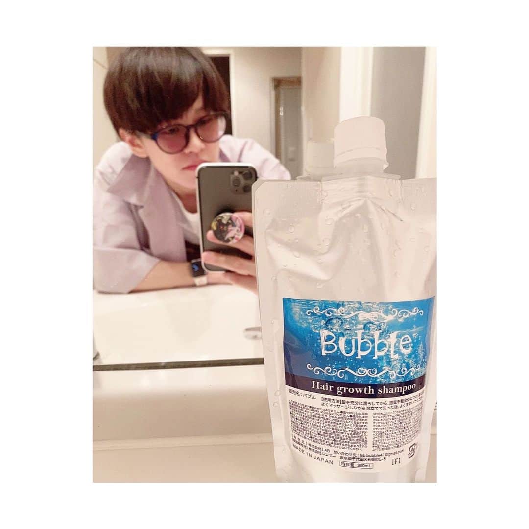 のインスタグラム：「@shiny629 @bubble.shampoo  いつもお世話になっているスタイリストの竹内さんがプロデュースしたスカルプシャンプーをいただきました！ありがとうございます🙏  ワックスとかジェルもすぐに落ちてくれたし、髪めっちゃサラサラになった✨  ちなみに薬局に売られているシャンプーの成分は食器用洗剤とほぼ同じらしい…🤭  信じるか信じないかはあなた次第です。  ●将来薄毛に悩まされない為に 【未来の為に今、出来る事を始めよう！】をコンセプトにした頭皮ケアシャンプー！ ●潤い成分たっぷりでコンディショナー無しでも指通り抜群！ ●約15種類の植物由来エキス配合で頭皮環境を整えよう！ ●ノンシリコンでお肌に安心！  ★販売サイト https://labbubble.stores.jp/items/6098a5e8e70dc40688aaa5fa」