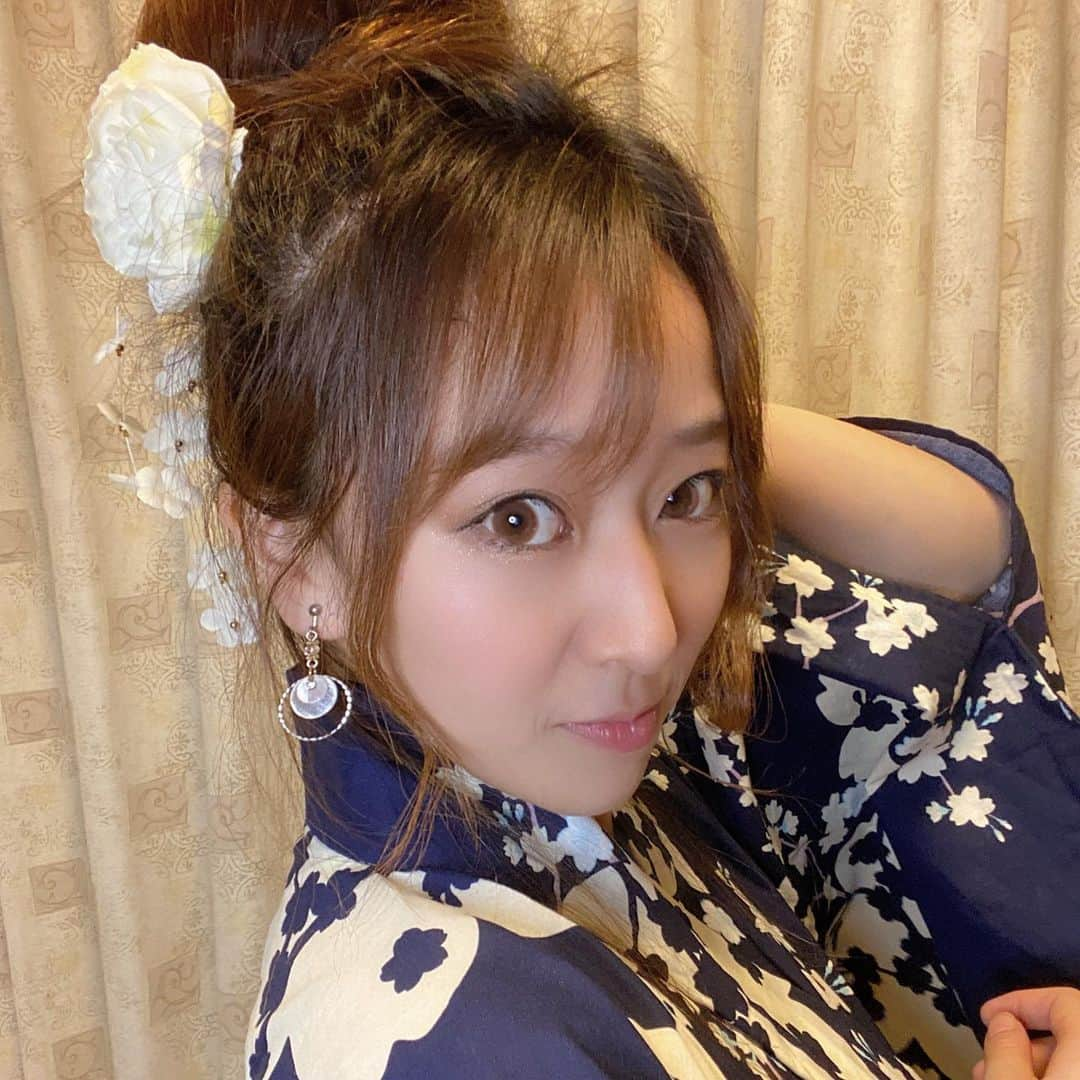 中冨杏子さんのインスタグラム写真 - (中冨杏子Instagram)「.*･ﾟ　.ﾟ･*.👘.*･ﾟ　.ﾟ･*. . 皆様、雨は大丈夫でしたか？  今は関東方面がひどいのかな、、、  これ以上被害が広がらないことを願ってます。  ✄-------------------‐✄  約10年振りに 浴衣を着ました(家の中だけど)  そして 配信イベント最終日を迎えました！  皆様のお陰で1位であがることができました！！！！  スタートダッシュから プレッシャーが凄くて 不安でしたが 皆様に助けられ、自分らしい配信でフィニッシュできました！ 本当に本当にありがとうございます。  #mixchannel  #mixchannelライブ配信  #mixchannel配信者  #ENPASS #代官山駅載ります #広告モデル  #浴衣 #浴衣女子 #浴衣ヘアアレンジ  #お団子ヘア  #유카타 #yukata #일본어공부  #応援ありがとうございます  #大好きなみなさんへ」8月15日 17時23分 - anko_nakatomi