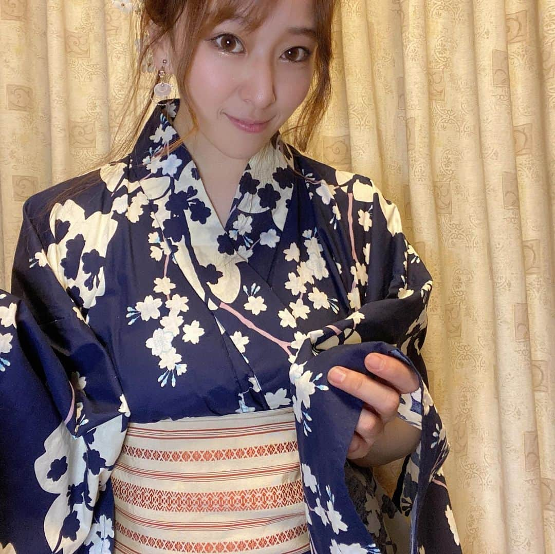 中冨杏子さんのインスタグラム写真 - (中冨杏子Instagram)「.*･ﾟ　.ﾟ･*.👘.*･ﾟ　.ﾟ･*. . 皆様、雨は大丈夫でしたか？  今は関東方面がひどいのかな、、、  これ以上被害が広がらないことを願ってます。  ✄-------------------‐✄  約10年振りに 浴衣を着ました(家の中だけど)  そして 配信イベント最終日を迎えました！  皆様のお陰で1位であがることができました！！！！  スタートダッシュから プレッシャーが凄くて 不安でしたが 皆様に助けられ、自分らしい配信でフィニッシュできました！ 本当に本当にありがとうございます。  #mixchannel  #mixchannelライブ配信  #mixchannel配信者  #ENPASS #代官山駅載ります #広告モデル  #浴衣 #浴衣女子 #浴衣ヘアアレンジ  #お団子ヘア  #유카타 #yukata #일본어공부  #応援ありがとうございます  #大好きなみなさんへ」8月15日 17時23分 - anko_nakatomi