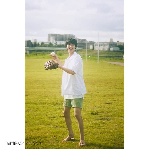伊藤あさひさんのインスタグラム写真 - (伊藤あさひInstagram)「新グッズ解禁されました、 「'19」「'20」に引き続き、今年も、僕の“今”を切り取ったフォトブック「'21」を作りました。他にはポスターや、ランダムキーホルダーなど☺️ https://www.kenon-shop.jp/products/list.php?category_id=76」8月15日 18時03分 - asahi_ito_official