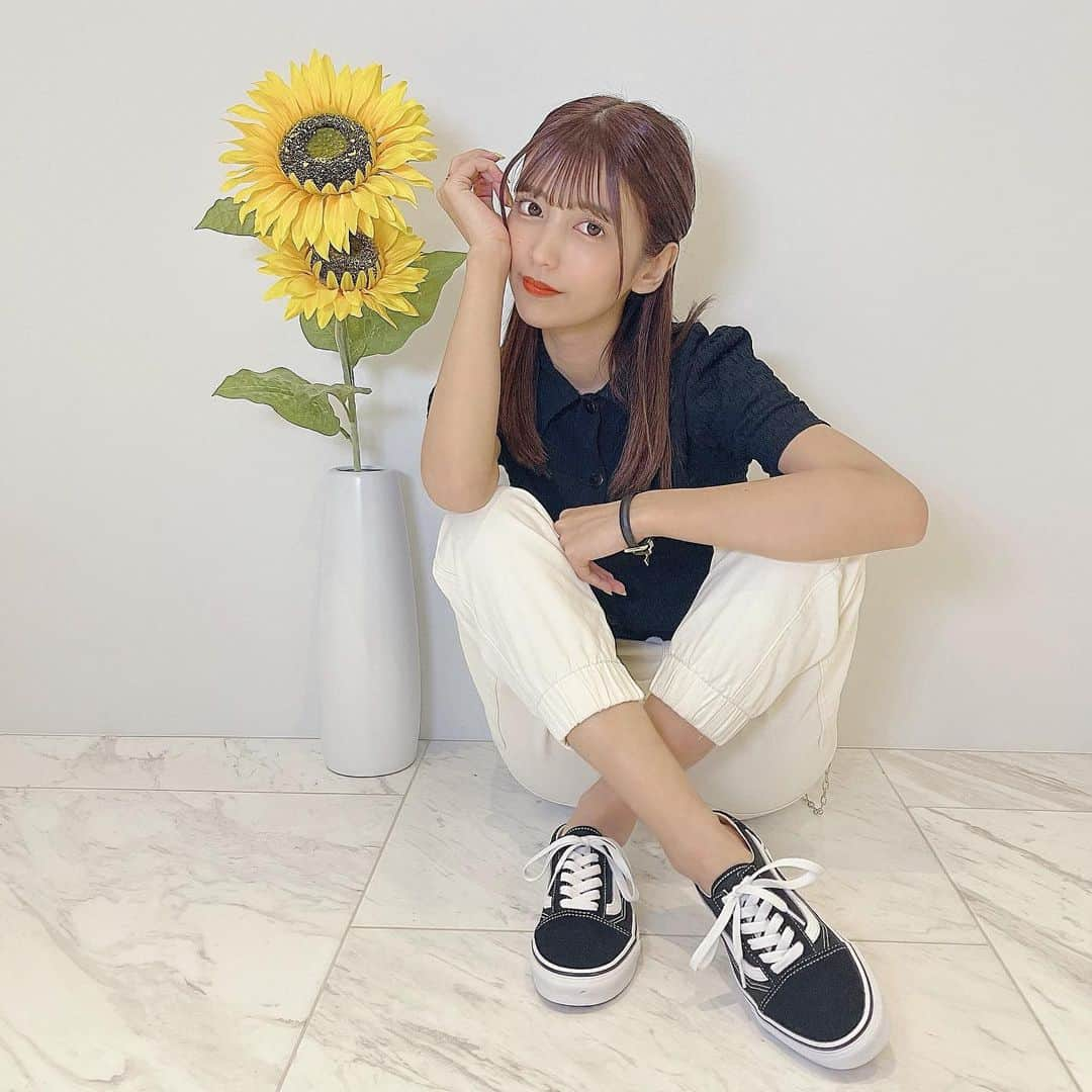 ゆんのインスタグラム：「韓国のアイドルさんとかが履いてて 気になってたミュールタイプのスニーカー👟💚  かかとが浅いから靴紐キュって縛ってても 脱ぎ履きしやすいから楽だし  かかとの部分と全体にクッション性があって たくさん歩いても疲れないし、 かっこいいカジュアルな服装はもちろん、 甘めなコーデにプラスしてカジュアルダウン させても可愛いからどんなコーデにも合うから 手放せない優秀アイテムちゃん🥳👟  抗菌・防臭効果もついてて裸足で 履いても大丈夫だから年中履けるね⸜( ´ ꒳ ` )⸝♩  ゆんの今年のお気に入りアイテム、、！！！！🌷 これでスケボーしたいなあぁあ。。  @vansjapan #vansjapan #ヴァンズ #vansmule #ミュールスニーカー」