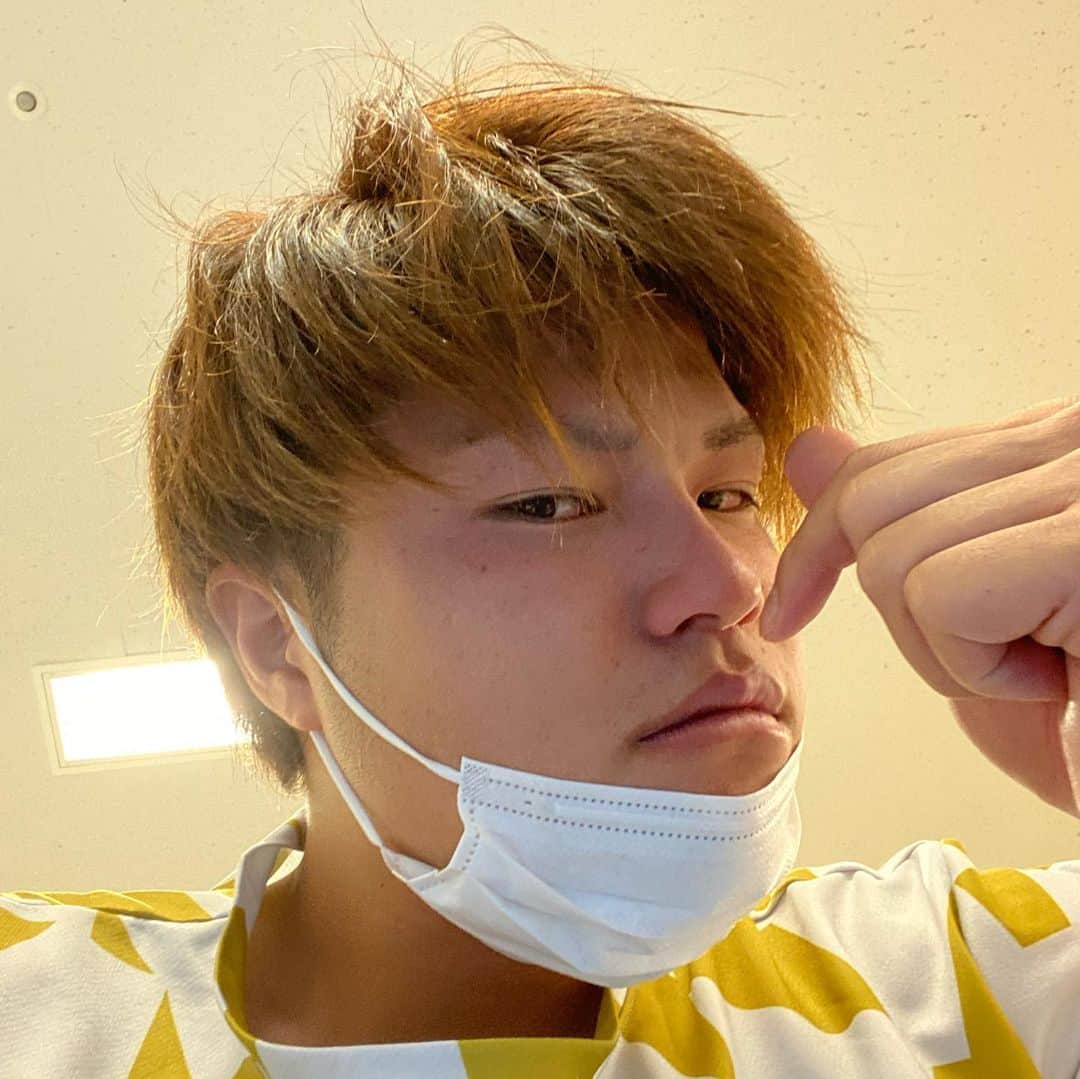 のインスタグラム：「人の携帯で自撮りしてるけど ナイスピッチング👍 @hiroshi_kaino.1116」