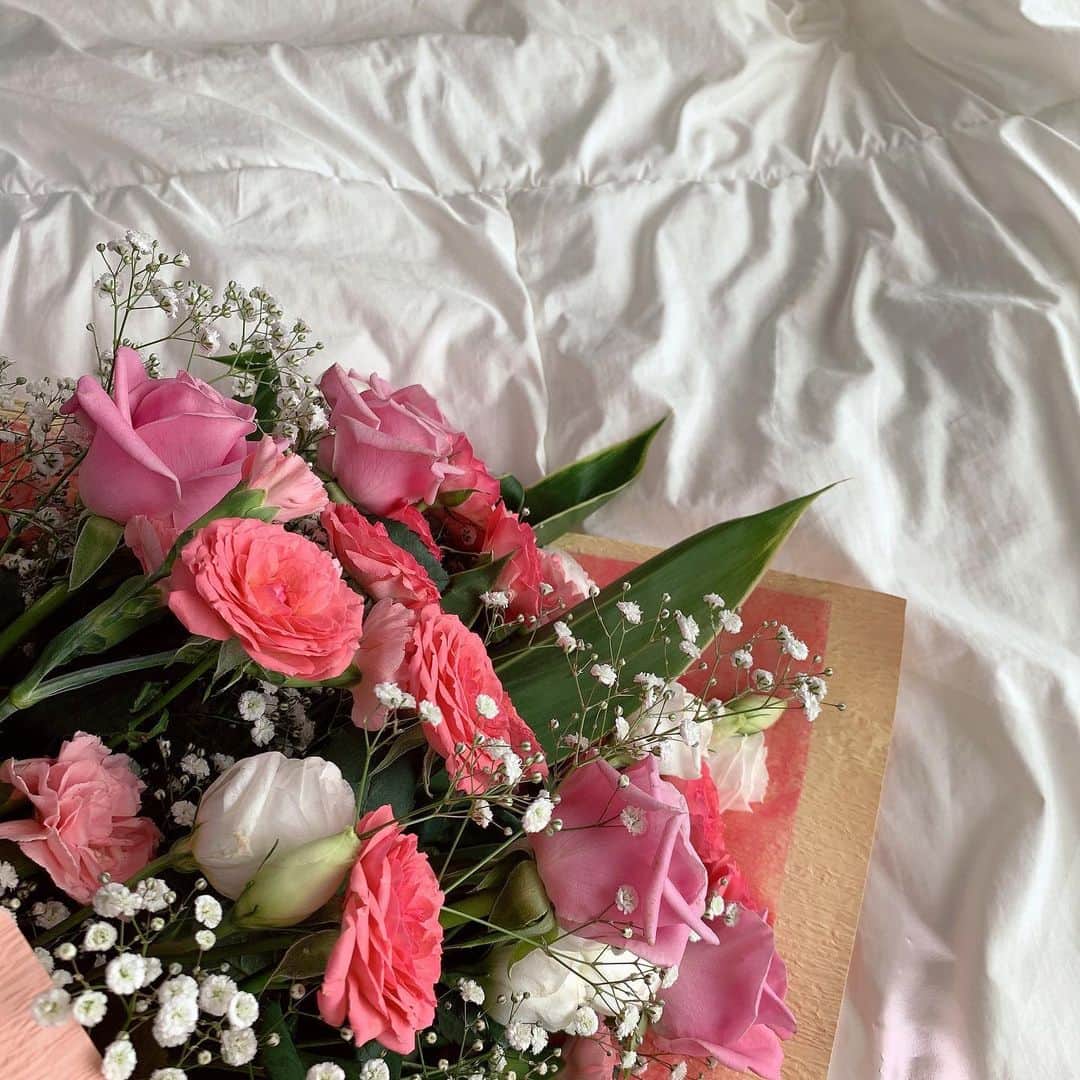 草野星華さんのインスタグラム写真 - (草野星華Instagram)「誰か私に花束をプレゼントしてください   #草野星華  #セルフ写真館  #💐  #憧れるよね」8月15日 18時14分 - ykys410