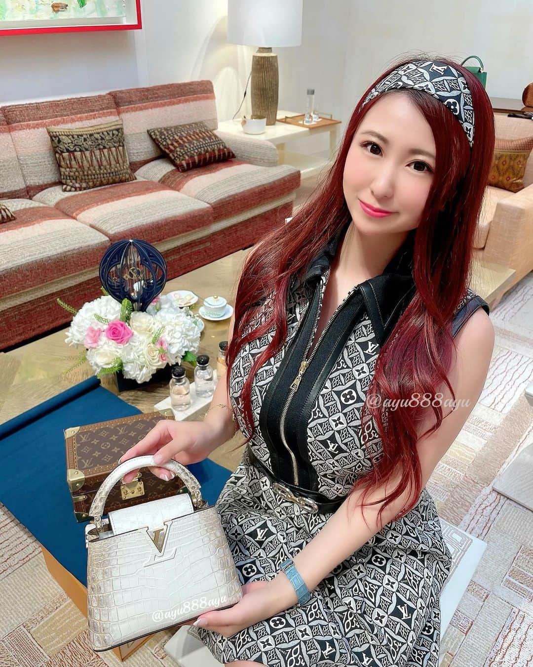 ayuさんのインスタグラム写真 - (ayuInstagram)「Only one has arrived in the special Himalayan bag (Sahara) UAE🇦🇪👑👜💓 My husband gave me a present😍💝 I was also surprised at the special flower gift from VUITTON's exclusive staff🥺💐👑💓 𝐒𝐩𝐞𝐜𝐢𝐚𝐥 𝐭𝐡𝐚𝐧𝐤𝐬❤️ ・ UAE🇦🇪に1個だけ入荷した入手困難な ヒマラヤのカプシーヌ👜 ヴィトンでは〝ヒマラヤ〟を 〝サハラ〟と呼びます✨ ずっと欲しくて憧れていたバッグ😭💓 しかもサハラゴールド👑✨ ドバイに来て良い物に巡り会えて感謝です🥺❤️ 担当さんも休暇中にも関わらずご連絡下さって、わざわざ出勤してサプライズまでして下さいました🙇‍♀️ こんなに貴重なお品を確保して頂いたことに感謝です🙇‍♀️✨ そしてなにより、サプライズプレゼントしてくれた主人に本当に本当に 感謝の気持ちでいっぱいです😭❤️ ありがとう💝💐✨ ・ #lvdubai#louisvuitton#louisvuittonbag#lv2021#louisvuittonaddict#crocodiles#sahara#himalayanbag#himalayan#capucinesmini#capucines#lvsahara#lvcroco#highendbag#highendfashion#lv2020#lvlover」8月15日 18時18分 - ayu888ayu