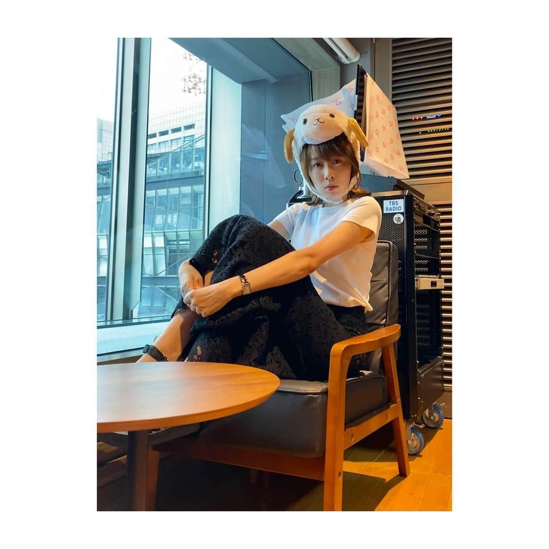 良原安美さんのインスタグラム写真 - (良原安美Instagram)「🐏 ⁡ 爆笑問題の日曜サンデー、 今週も有難うございました！ (先週はお休みをいただき申し訳ございませんでした🙇) ⁡ ⁡ 日曜サンデー制作、 来年のカレンダーのテーマは 動物！！ ということで、 ⁡ わたしは羊になりました🐏 ⁡ ⁡ なぜ羊かといいますと、 親友に、 ひつじに似てる。 と言われたことがあるからです🐏 ⁡ 未年でも牡羊座でもありません。笑 ⁡ ⁡ どんなカレンダーになるか、 楽しみに待っていてください😂✨ ⁡ ⁡ #爆笑問題の日曜サンデー #カレンダー #カメラマンは田中さん ⁡ #ウールのニットを持参 #被り物頼み」8月15日 18時55分 - yoshiharaami