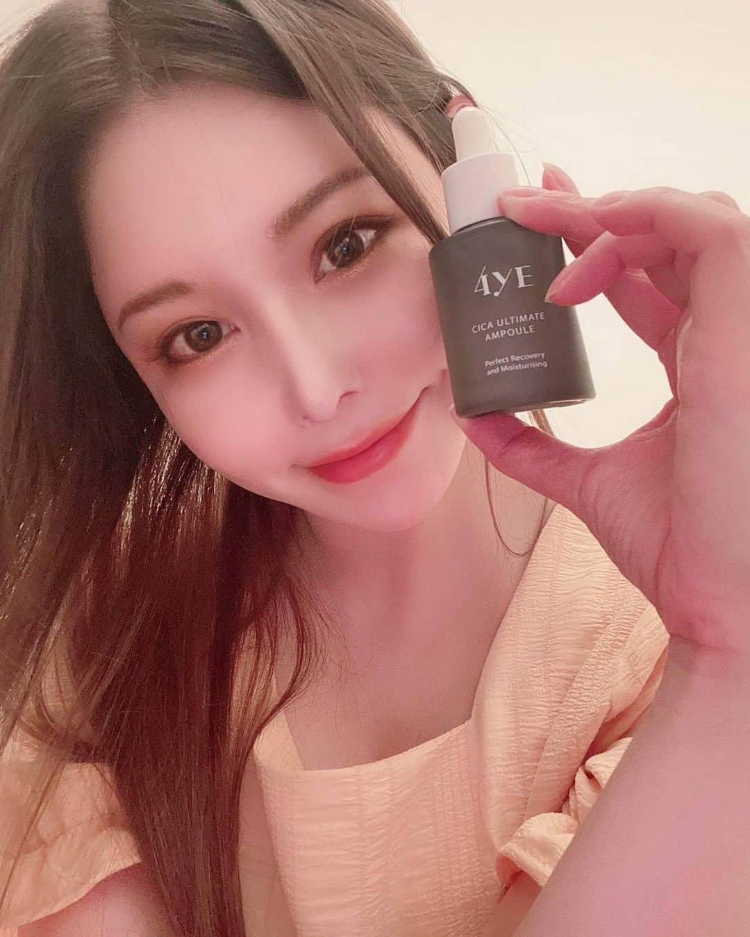 利咲さんのインスタグラム写真 - (利咲Instagram)「#月光パクト と呼ばれている4YEの #ルナパクト @4ye_beauty @4ye_japan  普通のクッションファンデじゃなくてマーブル状の固形になっているタイプ。 このタイプどれくらい残ってるか分かりやすくて結構好き。見た目もカラフルで可愛いですよね😻 程よくツヤっと発光する感じがまさに月光🌙といったイメージの仕上がりで、顔がパァッと明るく見えます🌝 CICA成分が入ってるので肌荒れを鎮静させる効果もあるし、薄づきでツヤの出る #発光ファンデ ✨ 普段は日焼け止めのみでファンデ塗らないのですが、持ち歩いてお直し用に使うのに良いと思いました。 これ付けていた時に「今日肌ツヤツヤで綺麗じゃない？」って聞かれたので人から見てもすぐ分かるんだと思いました😉  おそろいで #4YE の美容液の方も一緒に使用中です。 こちらもシカ成分が80%含まれている美容液でサラッとした使い心地です。 お肌に合わない化粧品を使って全体的に赤く腫れてしまったときにこちらを塗ったらすっとお肌が落ち着きました✨ この美容液どうやら髪にも使えるらしいので試してみたいと思います！ ※シカというのはツボクサというハーブの成分が含まれていて肌の炎症、損傷改善に効果があると言われてるそうです。  *ଘ(੭*ˊᵕˋ)੭* ੈ✩‧₊˚ 私のコスメレビューは全部ちゃんと自分で使ってからの投稿なので少し時間はかかりますが、載せてるものは日常的に使ってますし、自分の言葉で本当のことを書いてますよ👍 （お金儲けの為だけにこんなことやらない😹） 使い切るまで使っているものがほとんどで、リピート買いするものもあります。 （´-`）.｡oO（以前使ってたおすすめコスメ載せた時に、教えてくれて本当にありがとうございますって感謝文届いたのが嬉しかったなぁ。人によって何でも合う合わないはあって当然だけど、PR案件全否定組の考えも偏り過ぎてて良くないと思う！どんないい商品も世に周知させてくのって大変なんだよ…物作りしてる人ならわかるはず。良いものを作ってくれる生産者さんたちには感謝ですー）  私はプロダクトというものが大好きなので、世の中のいろんな商品を使ってみてこんなだったよ〜と私を使ってご紹介出来たらなと思ってる感じです。 私が選んで楽しんで載せてるので是非私を通して楽しんで読んで下さいね🎶 特に意味はありませんが日々思っていたことをちょっと書いてみました☺️  #4YE は #ポイェ と読むらしい #シカムーンライトパクト #韓国コスメ #4YE美容液 #シカ #CICA #koreancosmetic #CICAULTIMATEANPOULE #シカ成分 #シカアルタァマァトゥアンプル #シカアルティメットアンプル #シカ成分 #クッションファンデ #マーブルパクト #CICA成分 #コスメレポ #コスメレビュー #ファンデ #美容液 #美肌」8月15日 18時48分 - himeringo908