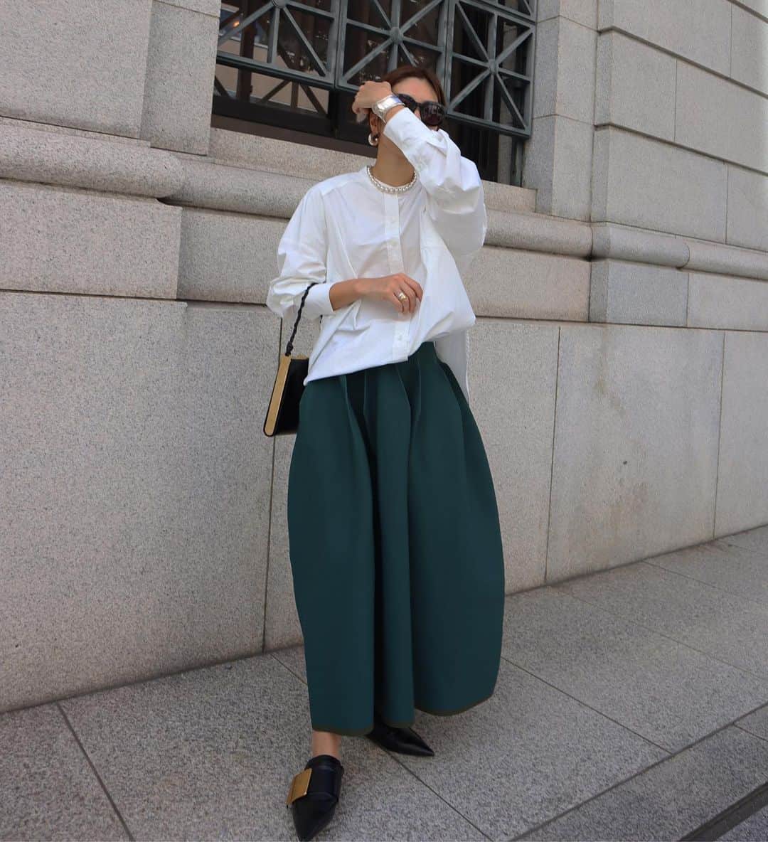 正中雅子さんのインスタグラム写真 - (正中雅子Instagram)「🫑💚  ボールガーメント製法で縫い上げた ドライタッチで立体的なフォルムに仕上げたシリーズのスカート☺︎  カクカクっとしたデザインが🙆‍♀️  裾は同系色のパイピングでアクセントに♡  #MACHATT #masaco服」8月15日 20時42分 - masacoshonaka