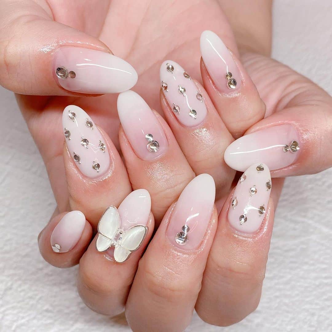 宇井真白のインスタグラム：「🦋 #nails #バタフライネイル」