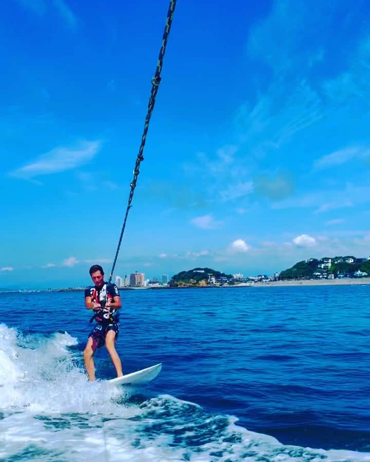 マイケル富岡のインスタグラム：「wake〜surfing♡ #nature #ocean #surfing #wakesurfing #actor #actorslife #shooting #centurion #ウェイクサーフィン #サーフィン #マイケル富岡 #俳優 #タレント #撮影 #海 #generalamericanhome #usa #california #losangeles #malibu #surfershouse #beachhouse #resort #love #mybaby #愛犬 #愛犬家 #イナケンありがとう #時差投稿」
