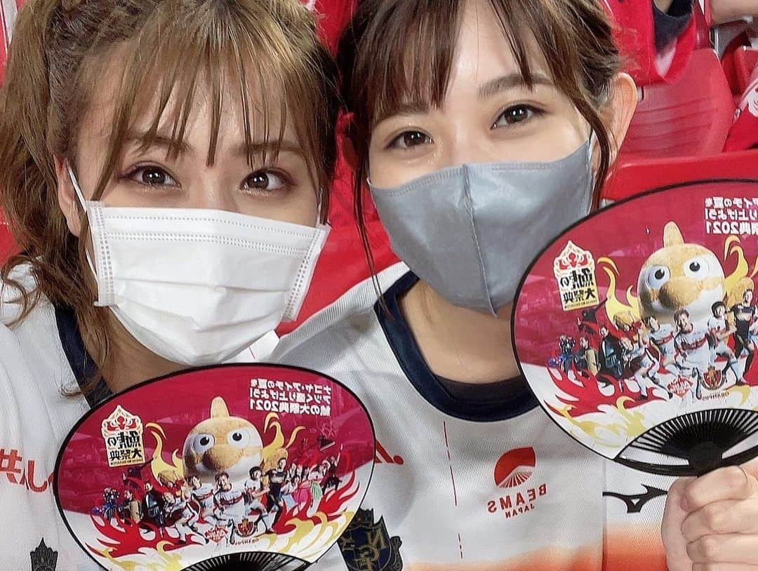 秋本帆華さんのインスタグラム写真 - (秋本帆華Instagram)「. 鯱の大祭典初日🔥 湘南ベルマーレ戦 1-0で勝利〜！！！  ピッチに近い席で観戦していたので 選手の声も！ボールを蹴る音も！ しっかり聞こえて新たな発見が☺️♪  昨日の名古屋城夏まつりからの 今日の豊田スタジアム グランパス2daysで 身も心もぐーらんぱーす👊🔥  #名古屋グランパス #鯱の大祭典   グランパス公式盆踊り 【シャチほこれ！グランパス音頭】もよろしくね💓」8月15日 21時01分 - honoka_akimoto_official