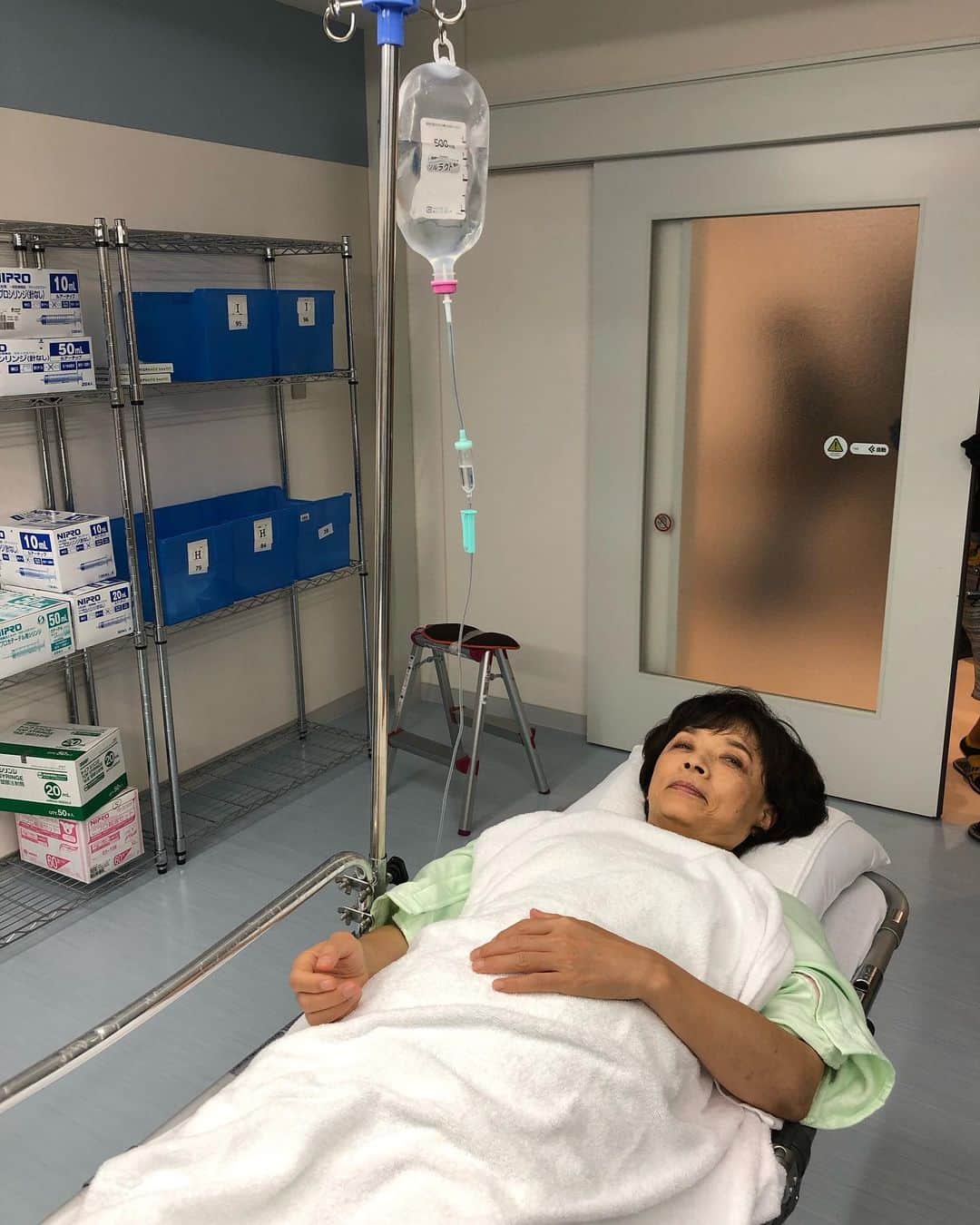 榊原郁恵さんのインスタグラム写真 - (榊原郁恵Instagram)「. ご心配なく！！コレは今夜放送のドラマの写真ですから❗️ 雨はまだまだ降り続くようです…今夜も気をつけて下さいね。 ドラマは日テレ『ボクの殺意が恋をした』どんどん目が離せない展開になってます‼️ では…‼️👋  #ボクの殺意が恋をした #ボク恋  #読売テレビ　#日本テレビ #榊原郁恵」8月15日 21時25分 - sakakibara.ikue