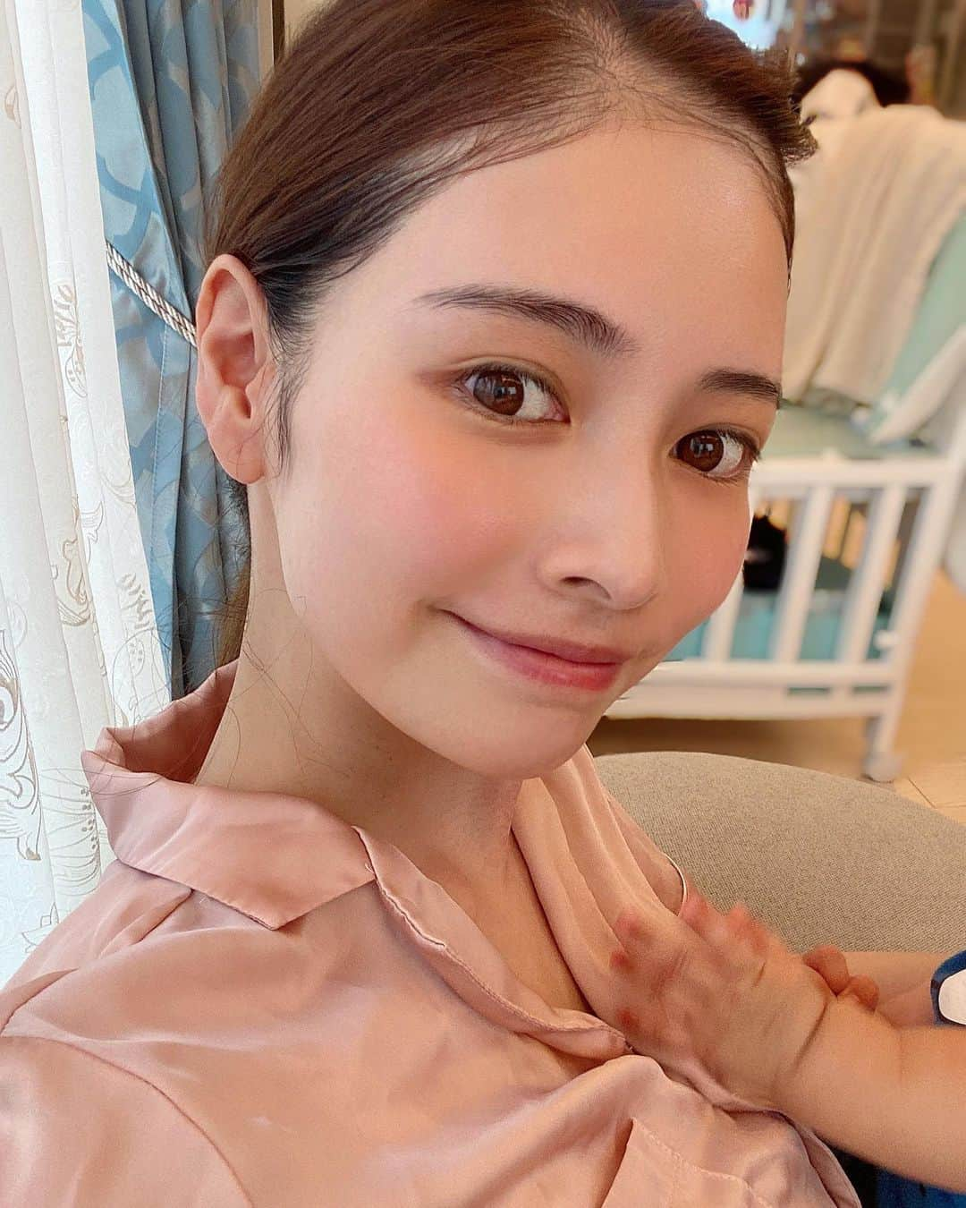 得あゆさんのインスタグラム写真 - (得あゆInstagram)「すっぴんです。(アピールしてんじゃないよって言う人いますが、思いっきりアピールしてます。笑) 血行が良くなってお肌ツルツル最高。  最近のお肌事情。メモ📝 ストーリーに載せてる。 ストレス社会の皆様、子育て中の皆様、 肌荒れに悩む女性男性、皆様の参考になれば嬉しいです。 ハイライトみてね〜っ  ・ ・ ・ ・ ・ ・ ・ ・ ・ ・ ・ #お肌ケア#お肌#肌質改善#肌荒れ#肌ケア#毛穴#毛穴ケア#毛穴の黒ずみ#毛穴の開き#炭酸パック#パック#美容#おうち美容#おうち時間#スキンケア#すっぴん#つや肌#つやつや#ニキビケア#保湿#子育てママ#子育て中#産後#産後ママ#産後ダイエット#主婦#毎日メイク#facemask#skincare#japanesegirl」8月15日 21時31分 - tokuayu819