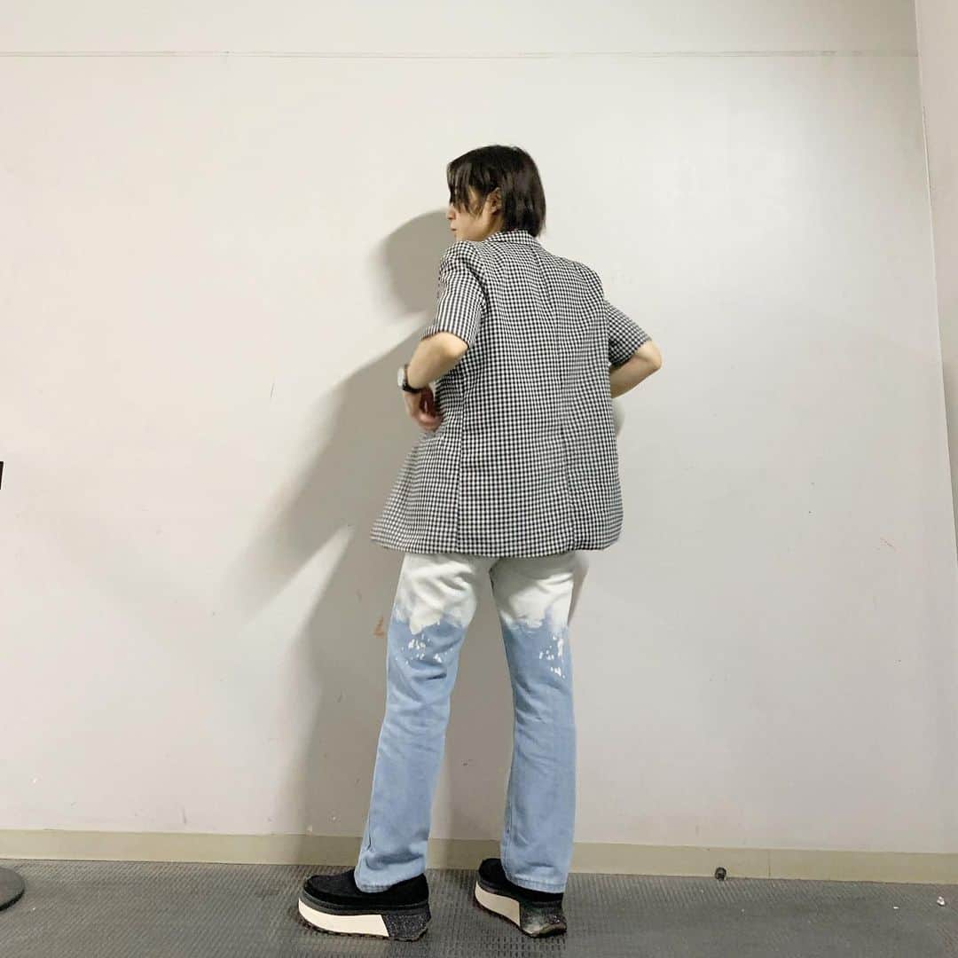 光永さんのインスタグラム写真 - (光永Instagram)「ギンガムチェックの半袖ジャケット◎ ラフな服もかっこよくまとまる。 あと攻めたデニム👖 ㅤㅤㅤㅤㅤㅤㅤㅤㅤㅤㅤㅤ ジャケット：#17kg Tシャツ：#NEWERA×#AITAKAHASHI デニム：#pivotdoor  スリッポン：#ugg 時計：#lobor ㅤㅤㅤㅤㅤㅤㅤㅤㅤㅤㅤㅤ #ootd #outfit #デニムコーデ #半袖ジャケット #ボーイッシュコーデ #メンズライクコーデ」8月15日 21時48分 - hinata_official__