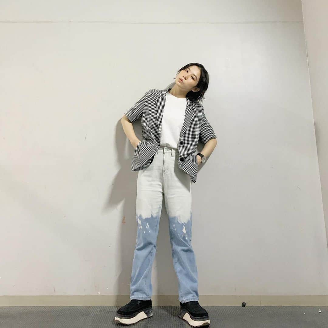 光永のインスタグラム：「ギンガムチェックの半袖ジャケット◎ ラフな服もかっこよくまとまる。 あと攻めたデニム👖 ㅤㅤㅤㅤㅤㅤㅤㅤㅤㅤㅤㅤ ジャケット：#17kg Tシャツ：#NEWERA×#AITAKAHASHI デニム：#pivotdoor  スリッポン：#ugg 時計：#lobor ㅤㅤㅤㅤㅤㅤㅤㅤㅤㅤㅤㅤ #ootd #outfit #デニムコーデ #半袖ジャケット #ボーイッシュコーデ #メンズライクコーデ」