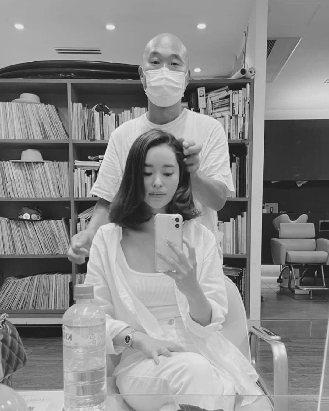平大路えみのインスタグラム：「髪の毛切った♥︎  起きて、突然切りたくなって タケルさんに連絡したら奇跡的に、ちょうど行ける時間が空いてたの。  道も空いててスイスイ。 強かった雨も優しくなって。  新しい髪型もだいすきで。  髪の毛を切る日だったんだなぁ♥︎  タケルさん、いつもありがとうございます。 芸術家だよなぁ。」